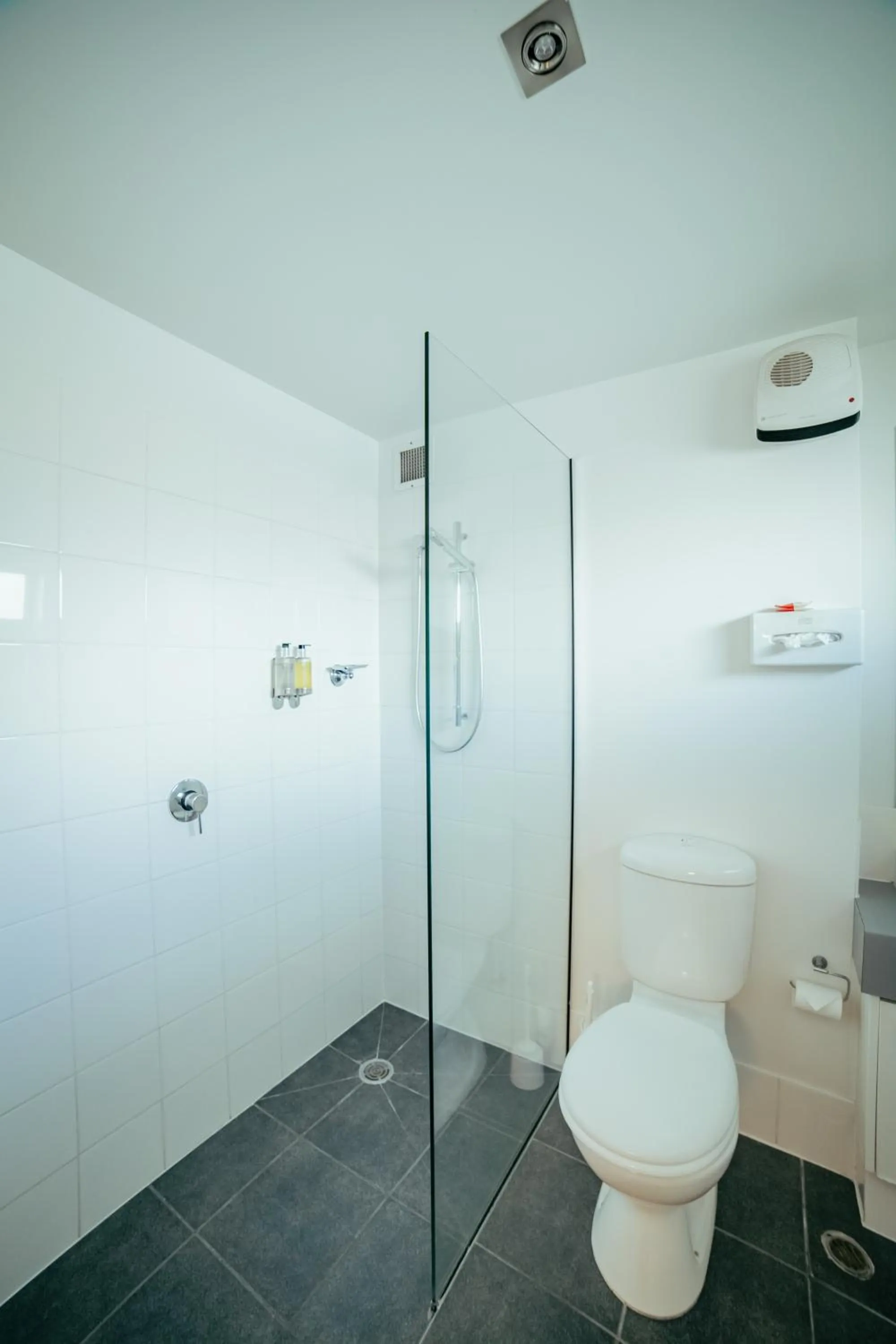 Shower in Airport Delta Motel