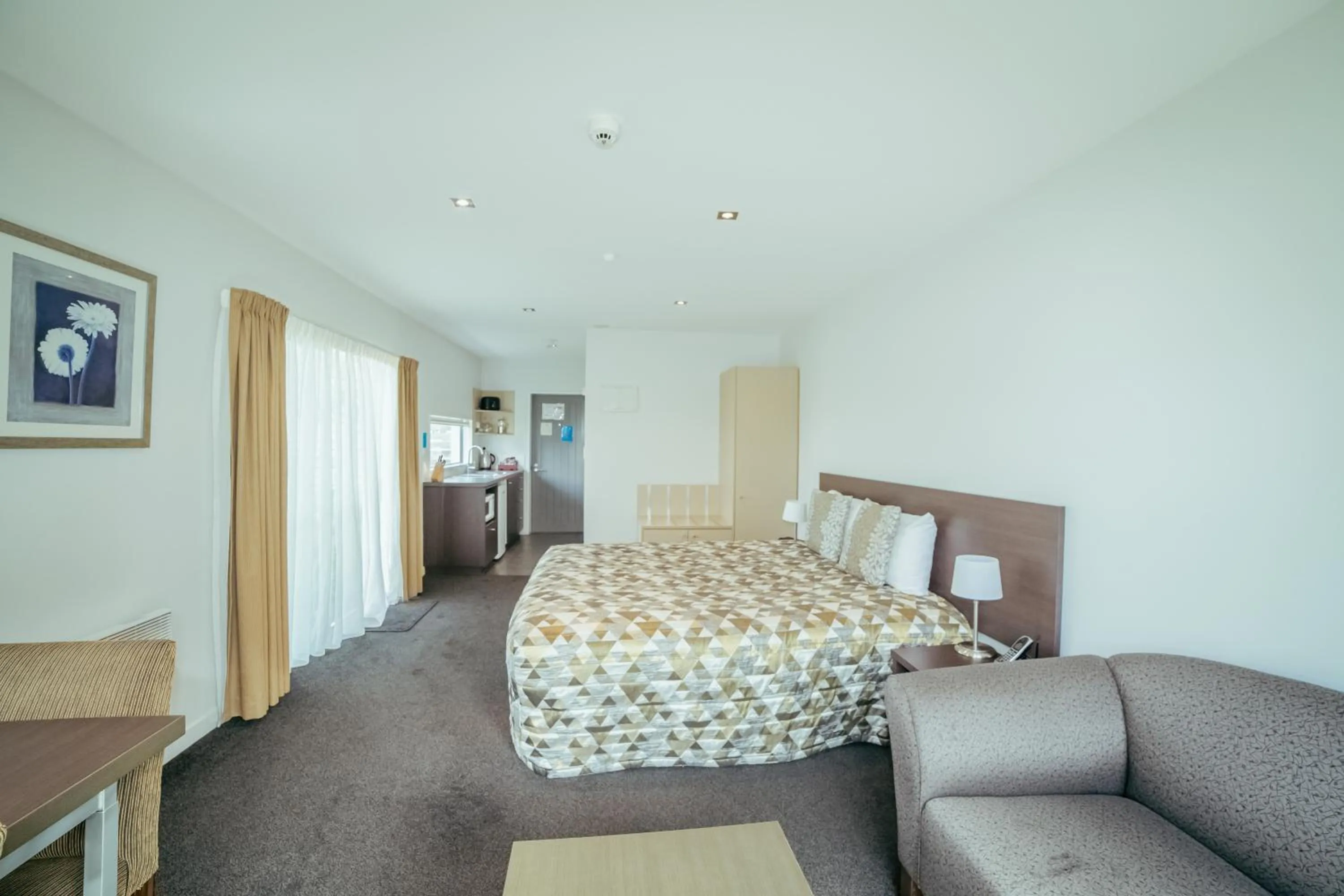 Photo of the whole room, Bed in Airport Delta Motel