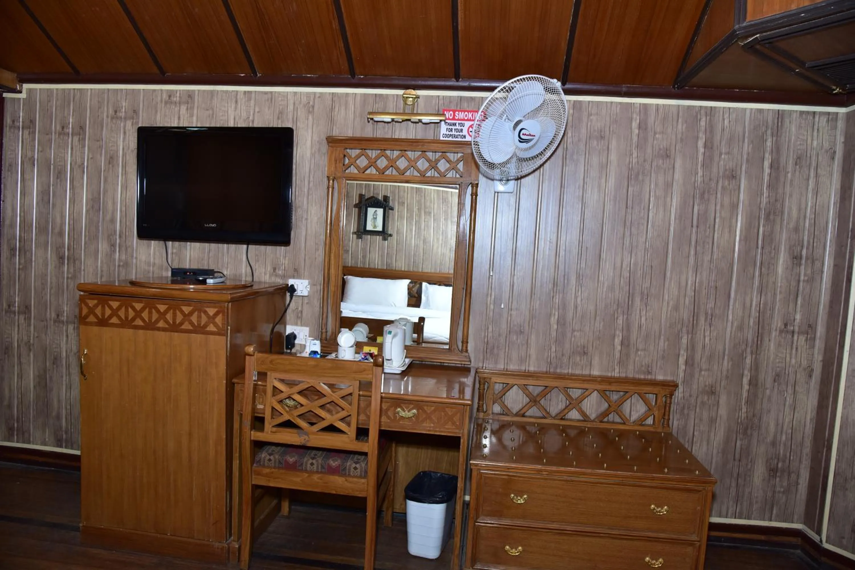 Communal lounge/ TV room in Snow King Retreat - The Heaven