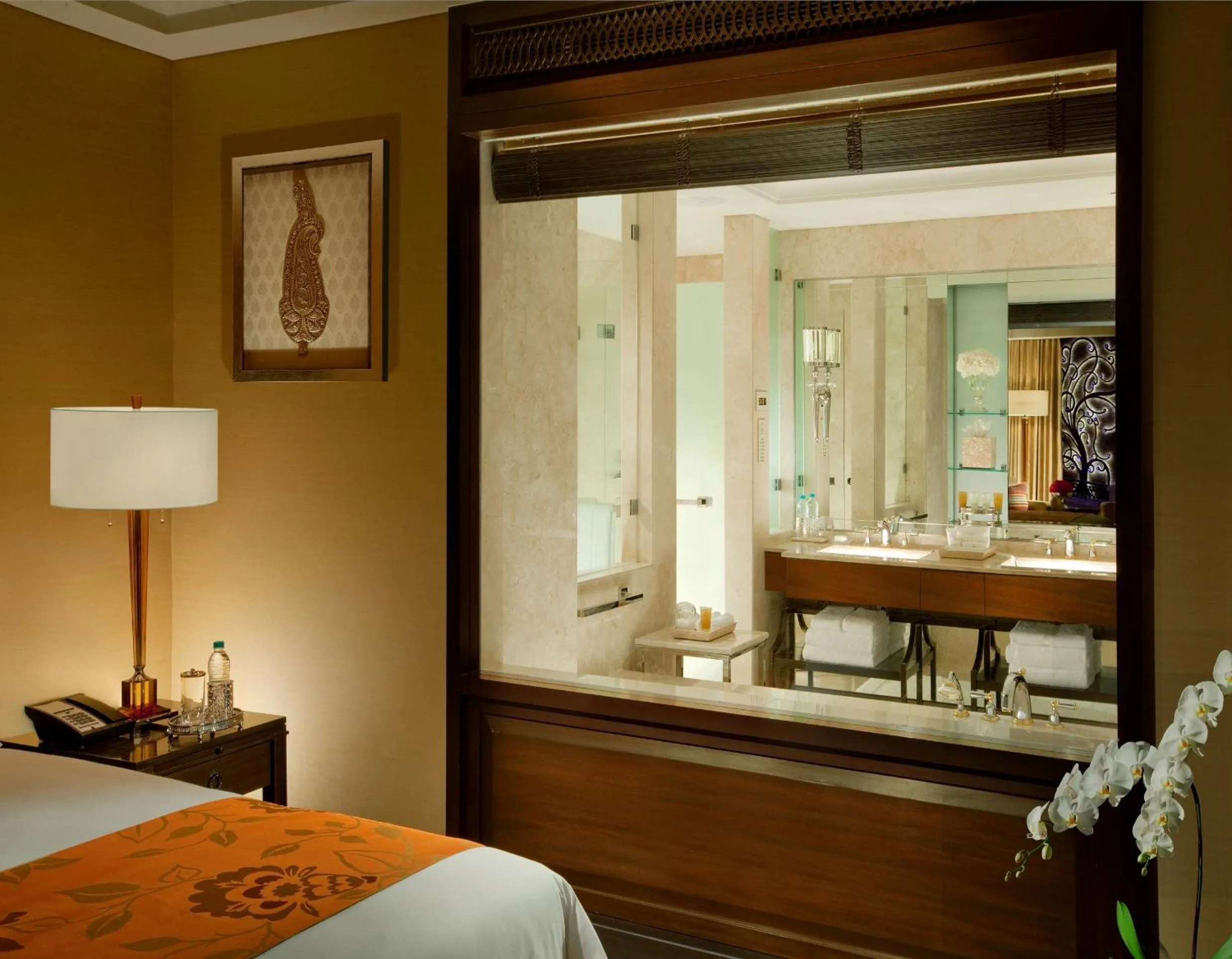 Bathroom, Bed in The Leela Palace Chennai