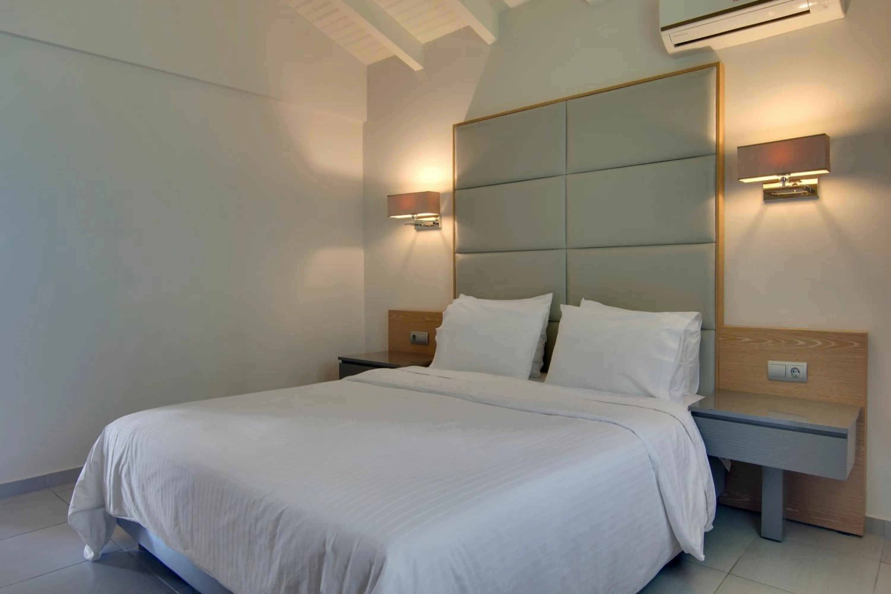 Bedroom, Bed in Valtos Beach Hotel