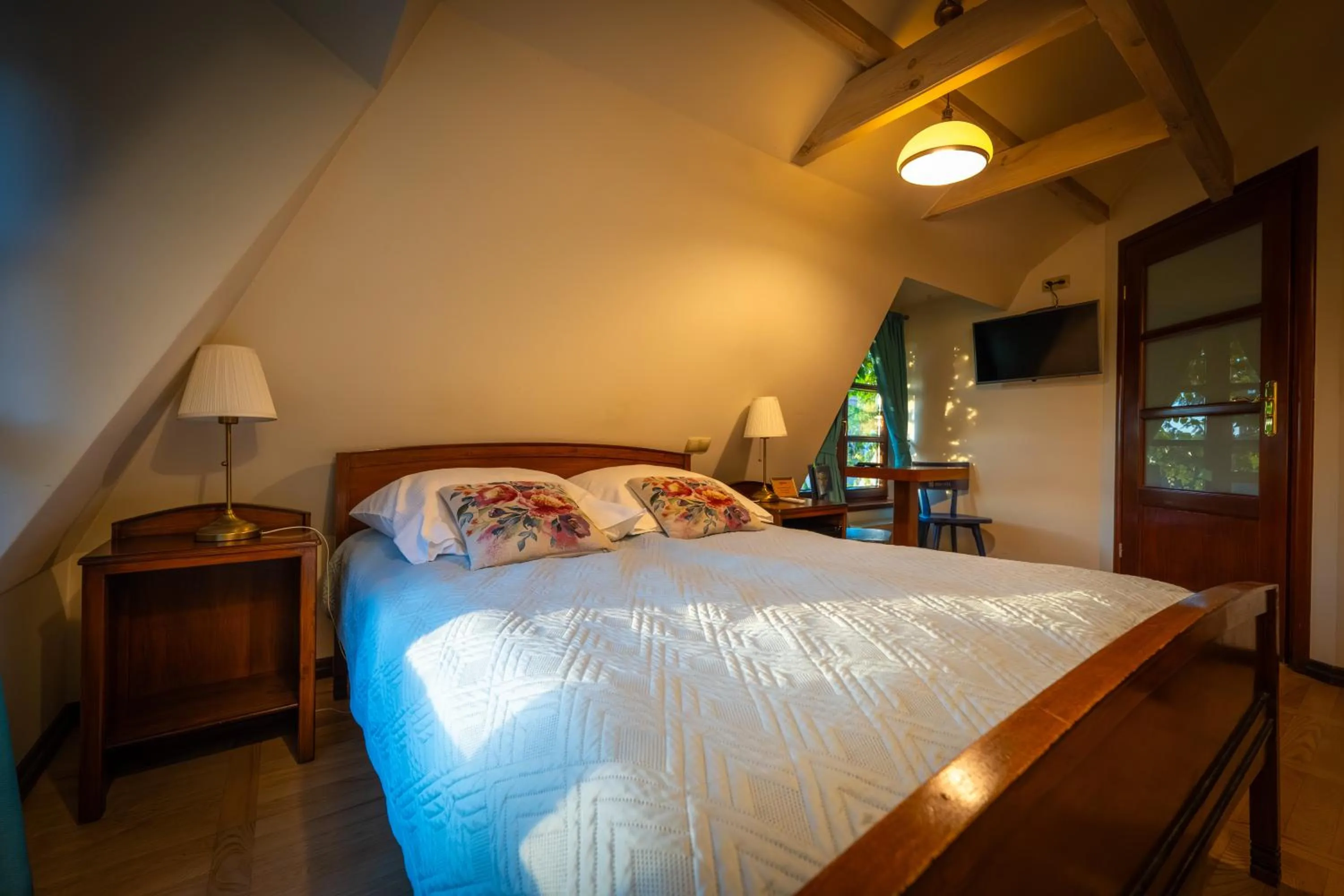 Photo of the whole room, Bed in Agharta