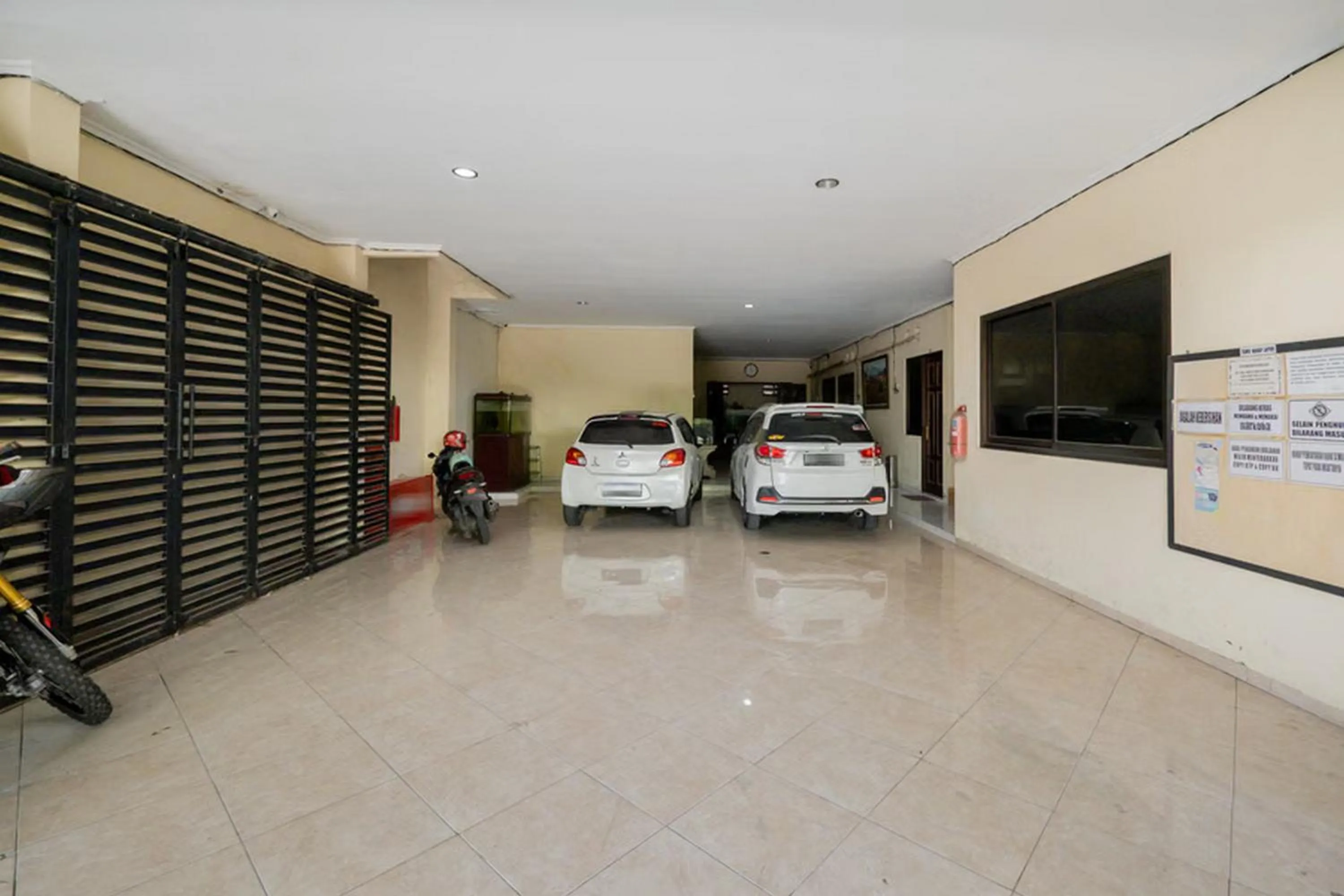 Parking in RedDoorz At Graha 99 Simomulyo