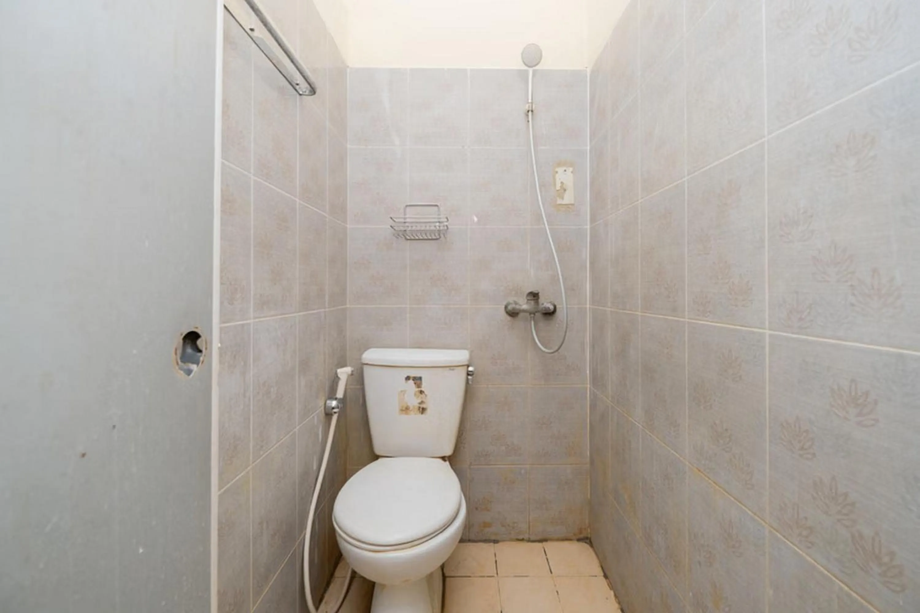 Bathroom in RedDoorz At Graha 99 Simomulyo