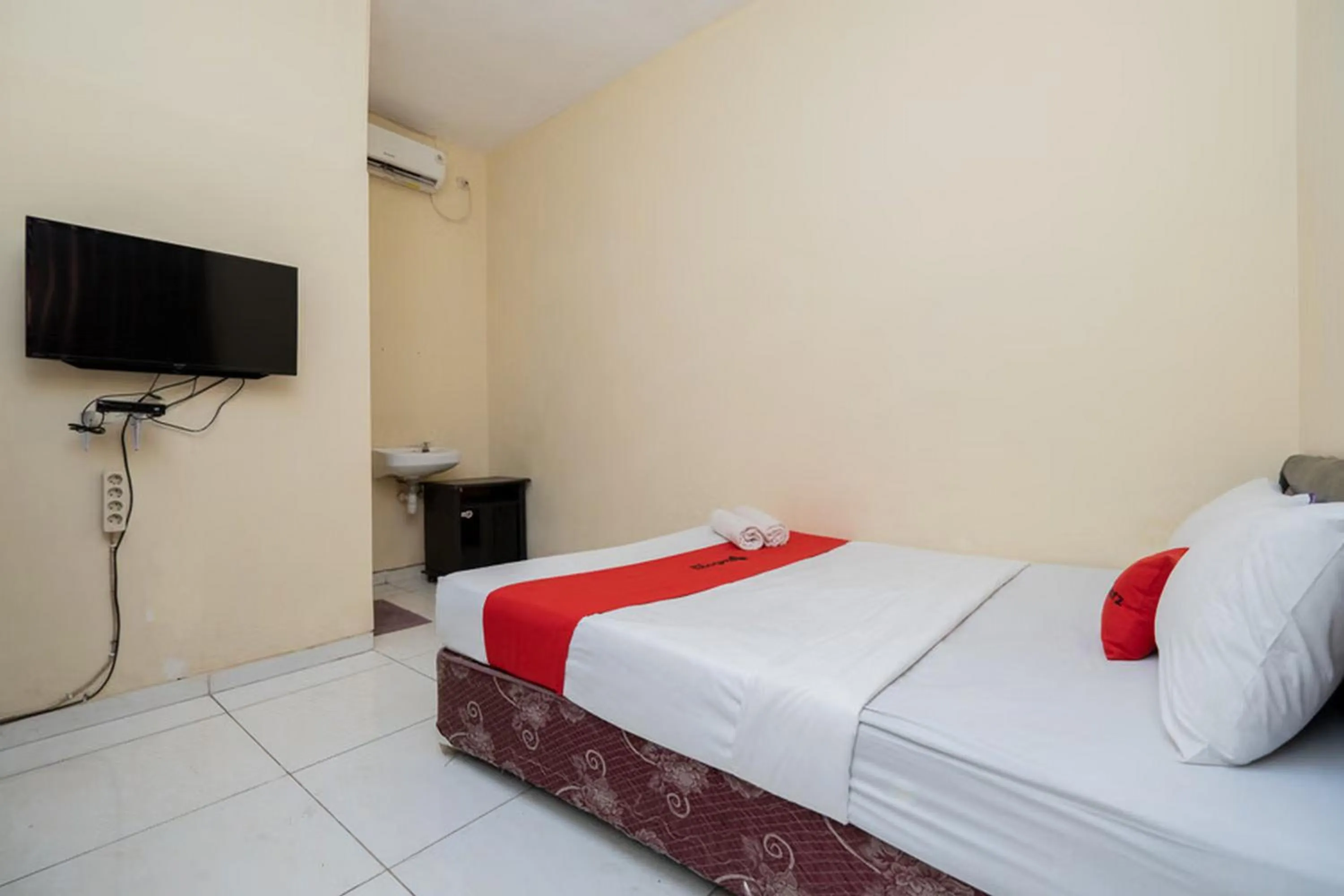 Bedroom, Bed in RedDoorz At Graha 99 Simomulyo