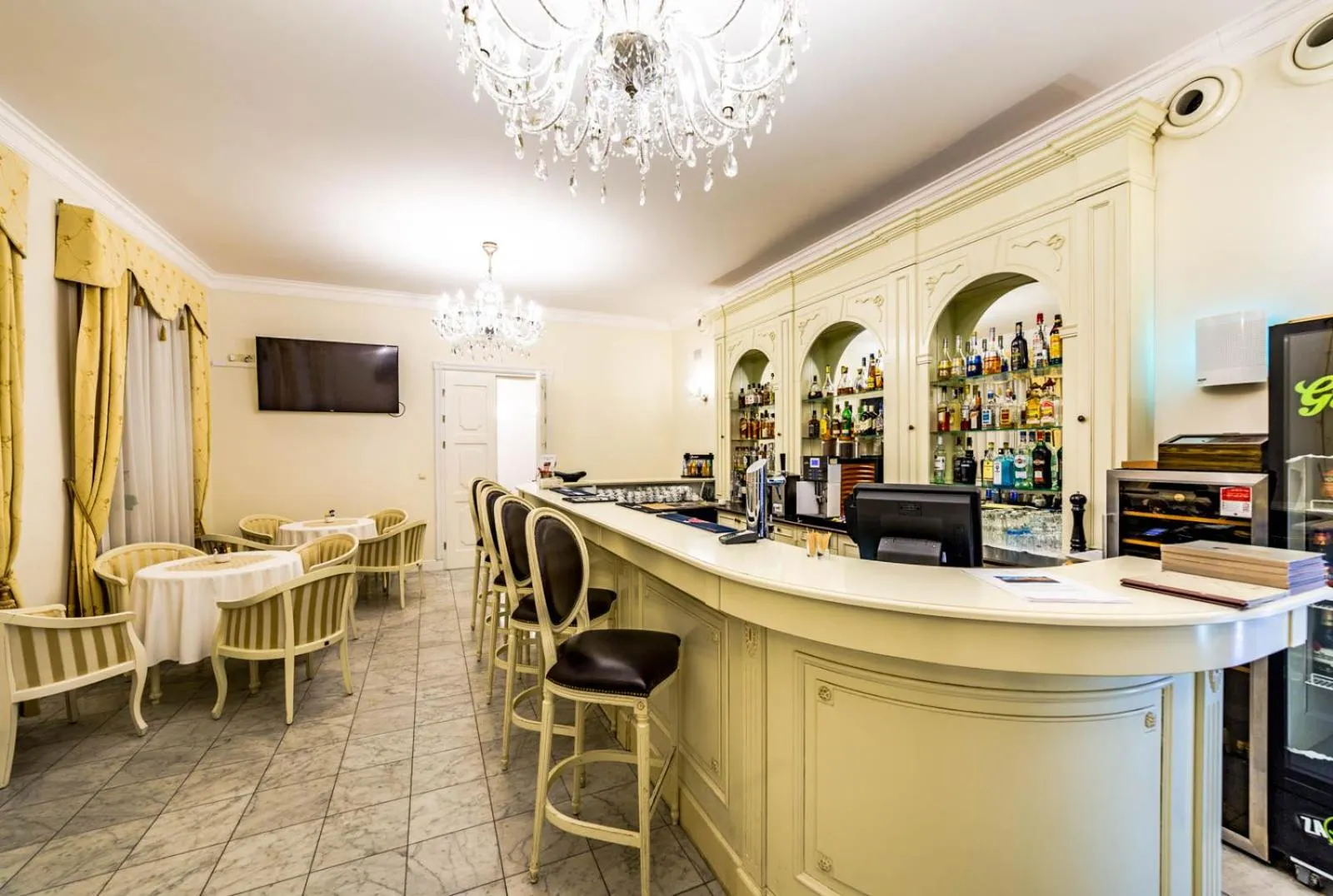 Restaurant/places to eat in Hotel Sobienie Królewskie