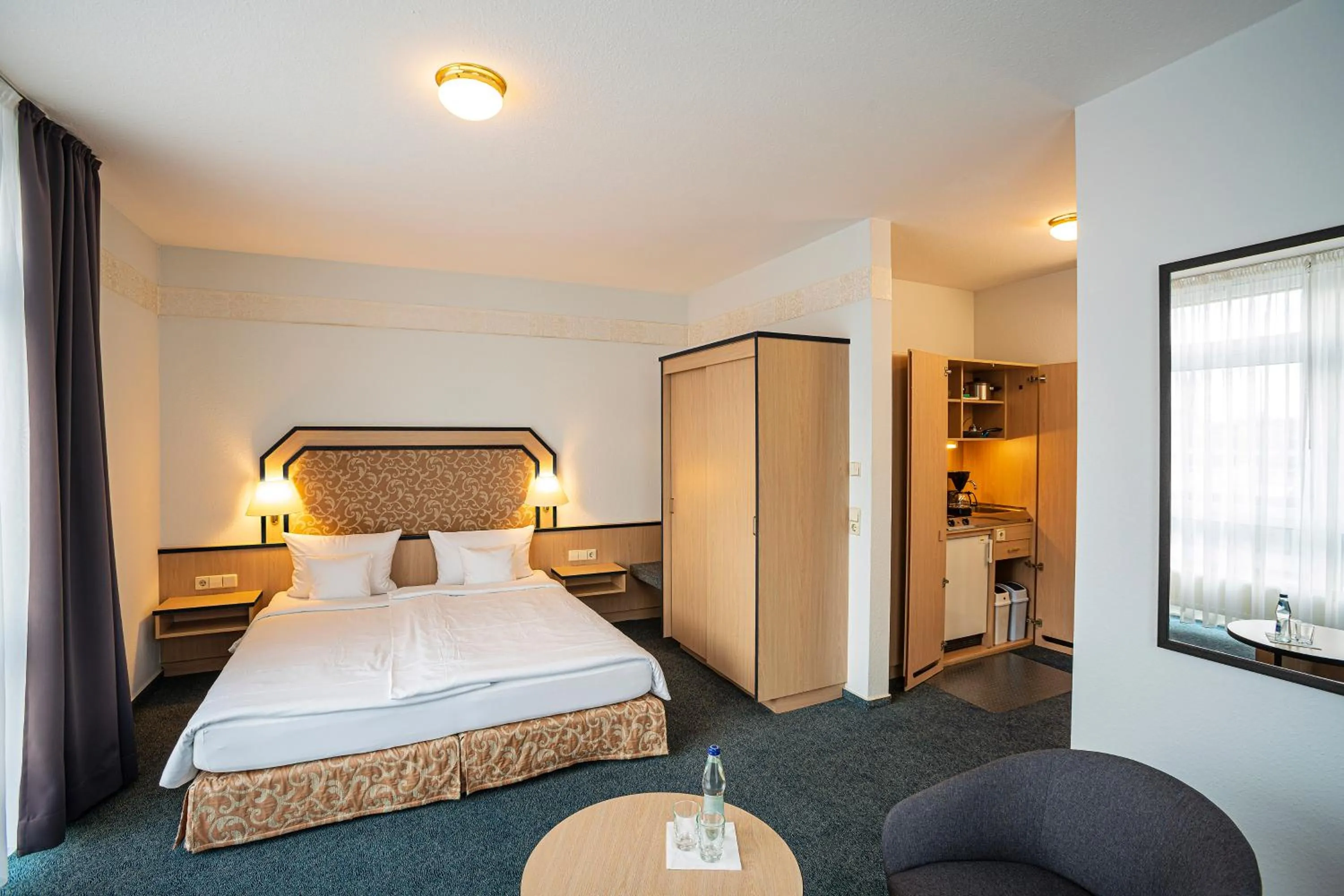 Staff, Bed in Apart' Hotel