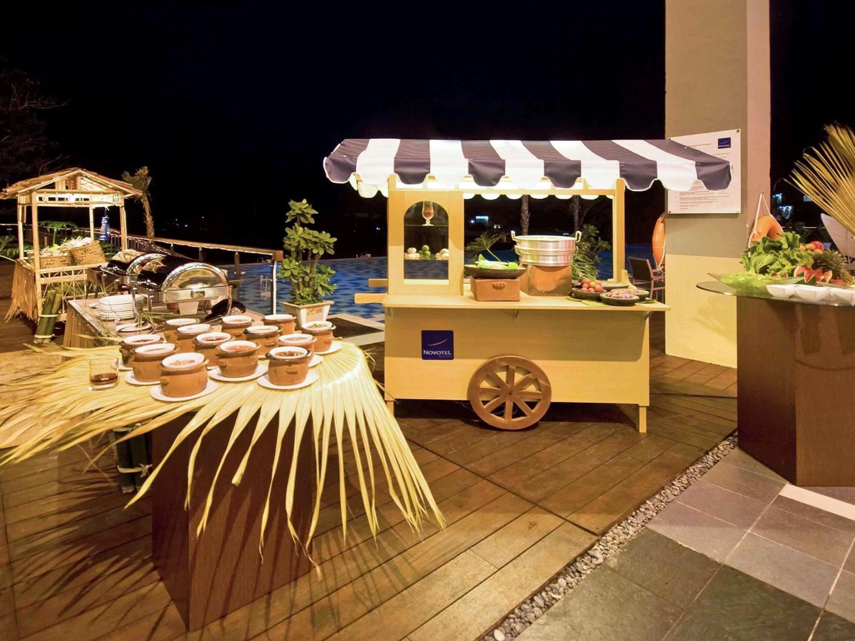 Lounge or bar in Novotel Manado Golf Resort & Convention Center