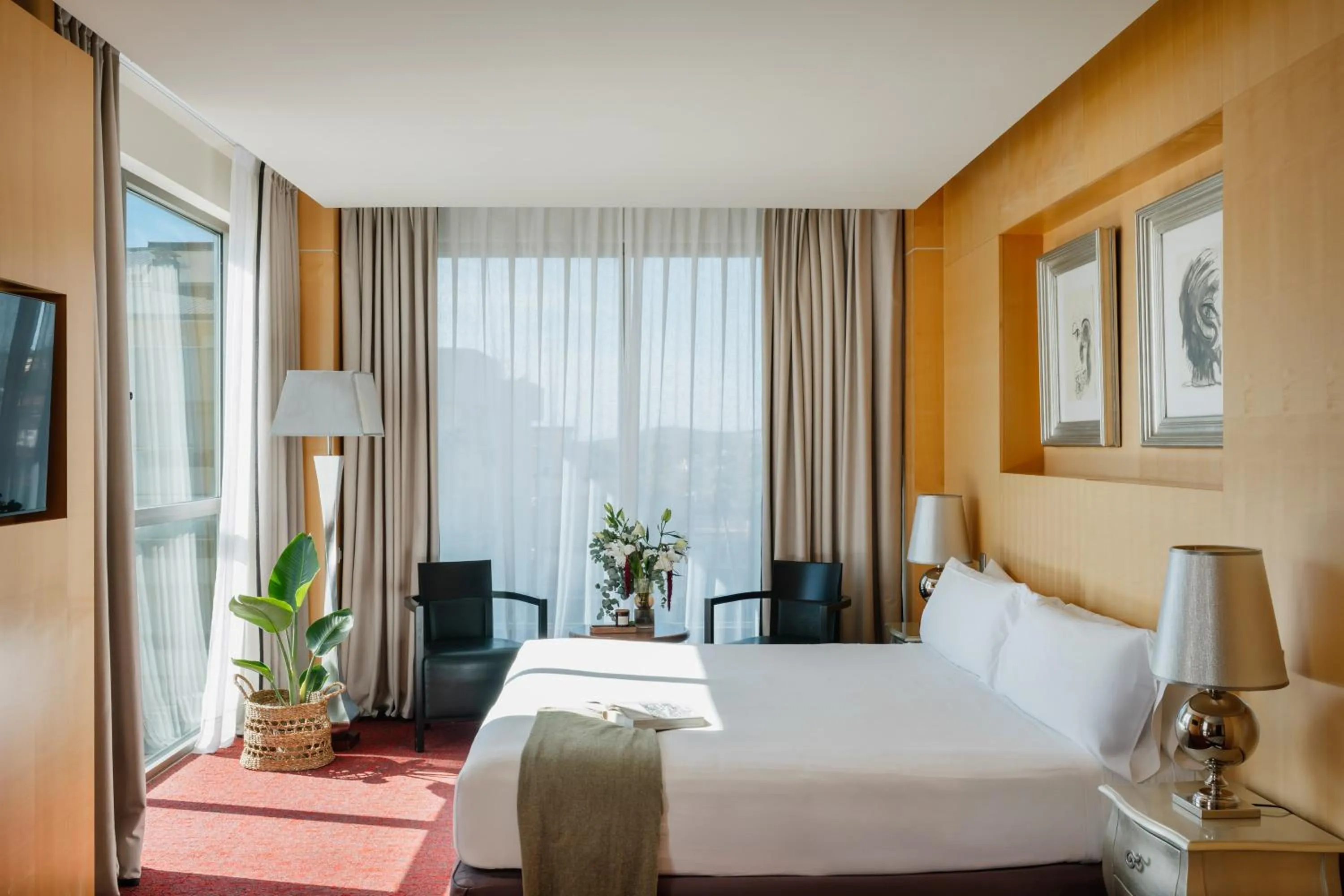 Communal lounge/ TV room, Bed in MIM Sitges Member of Melia Collection