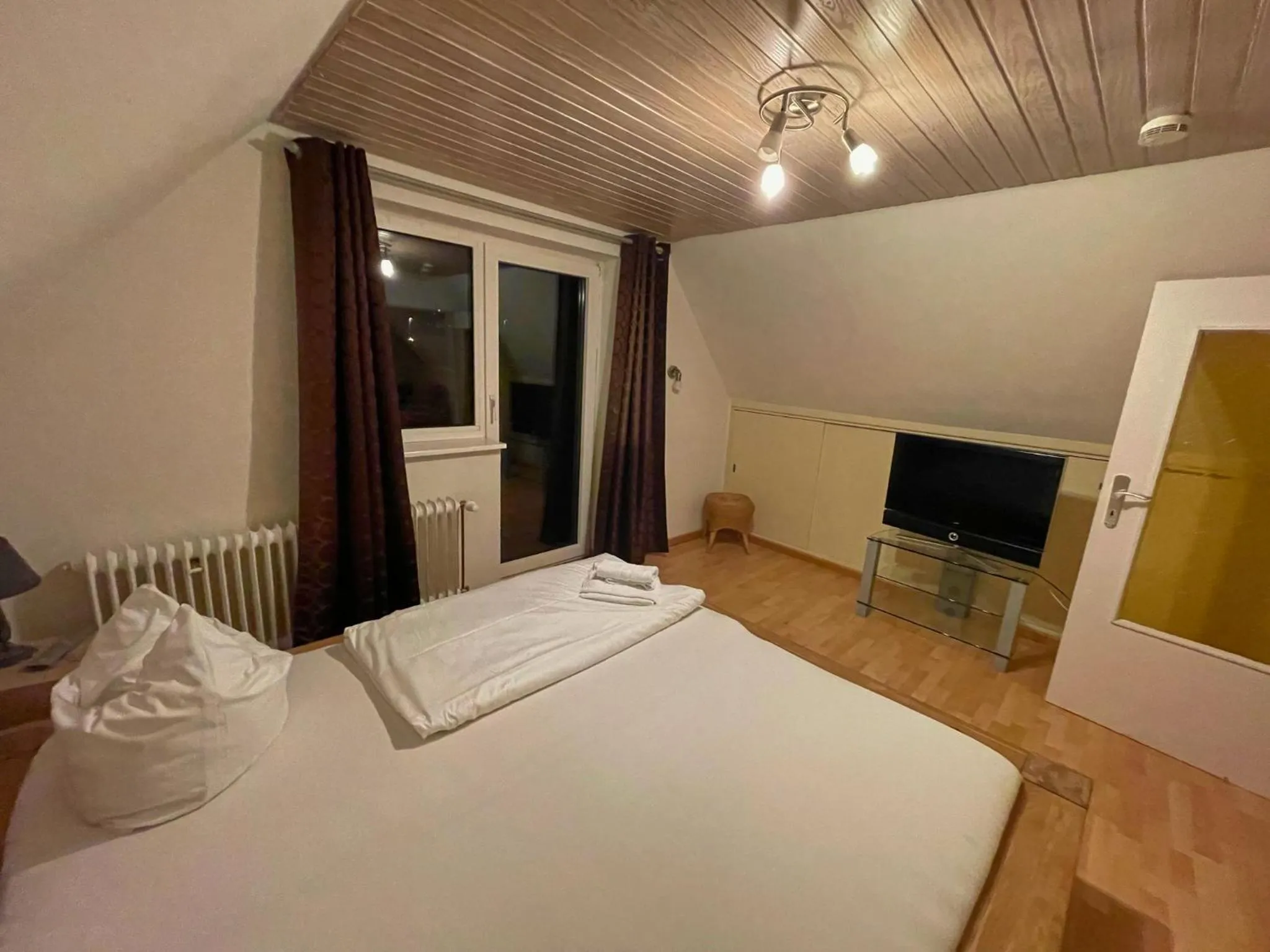 Photo of the whole room, Bed in Nobis Krug