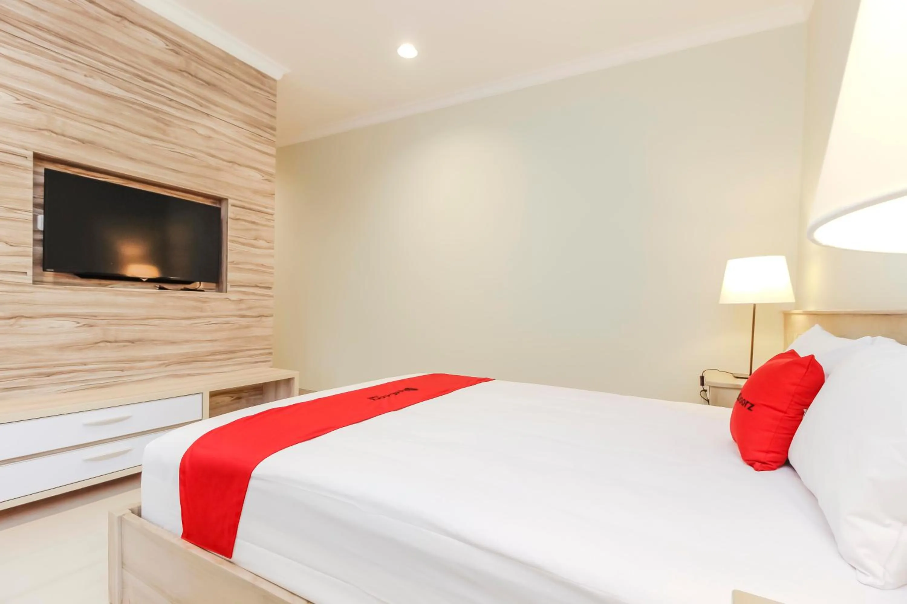 Bedroom, Bed in RedDoorz Premium near Ragunan Zoo 2
