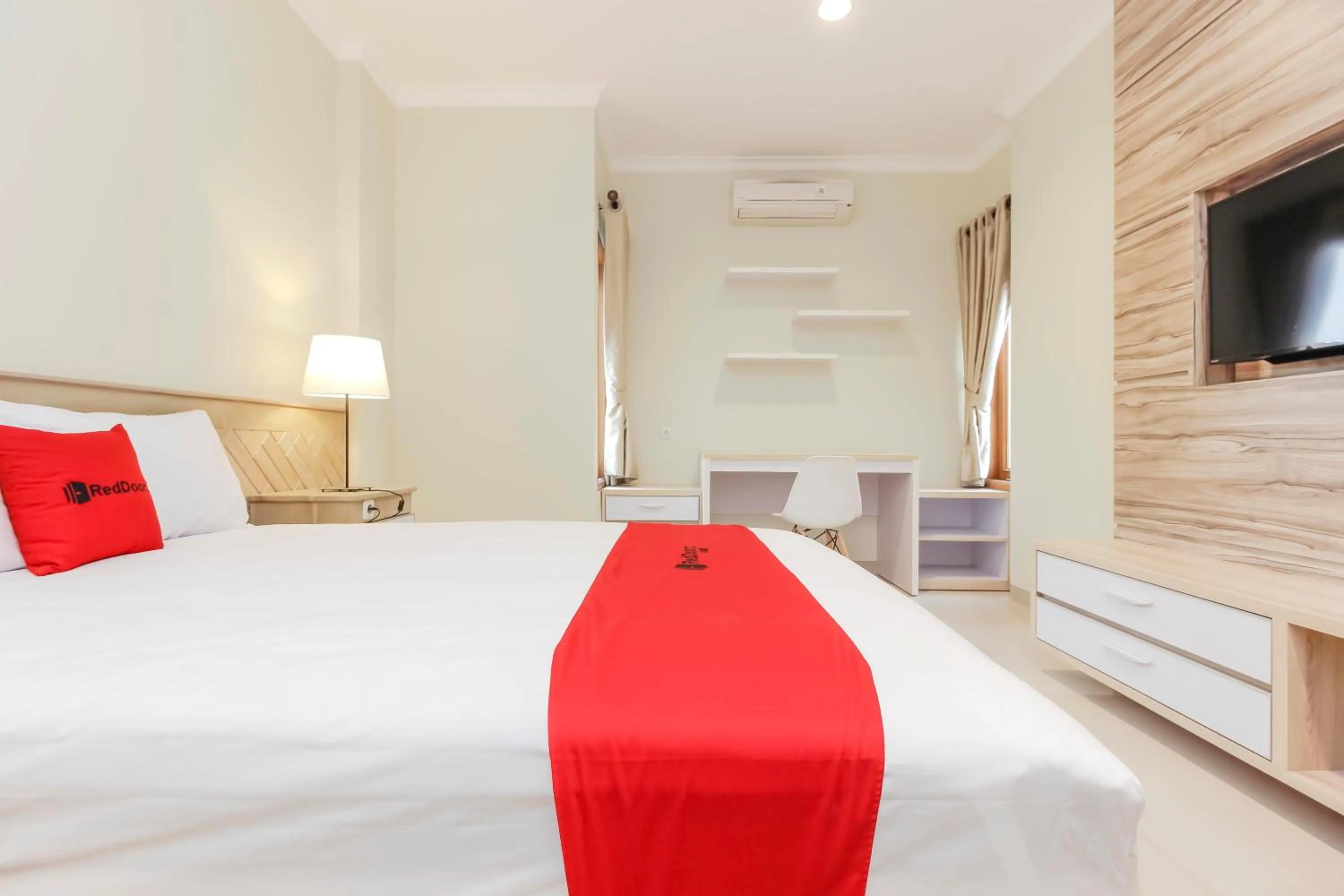Bedroom, Bed in RedDoorz Premium near Ragunan Zoo 2