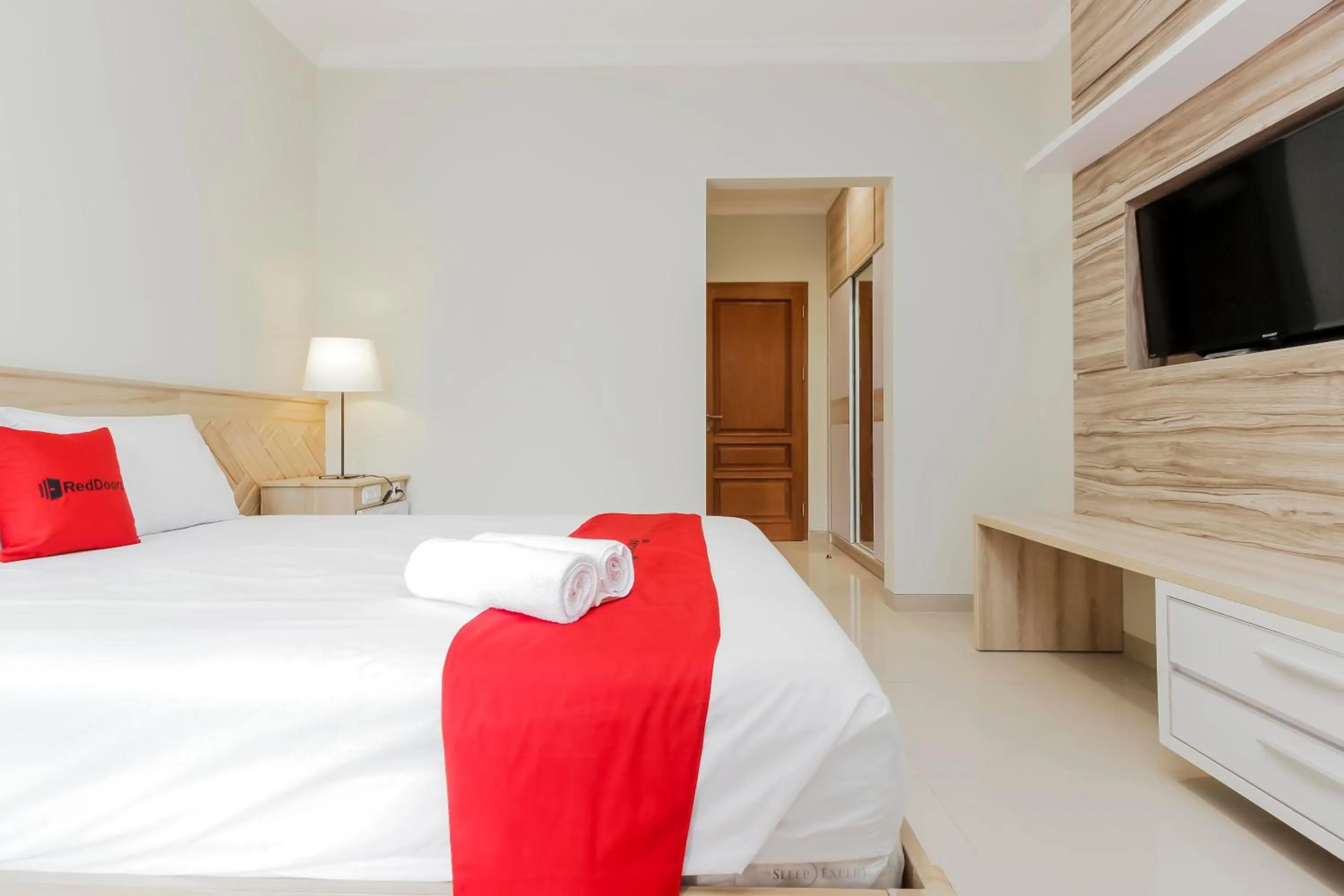 Bedroom, Bed in RedDoorz Premium near Ragunan Zoo 2
