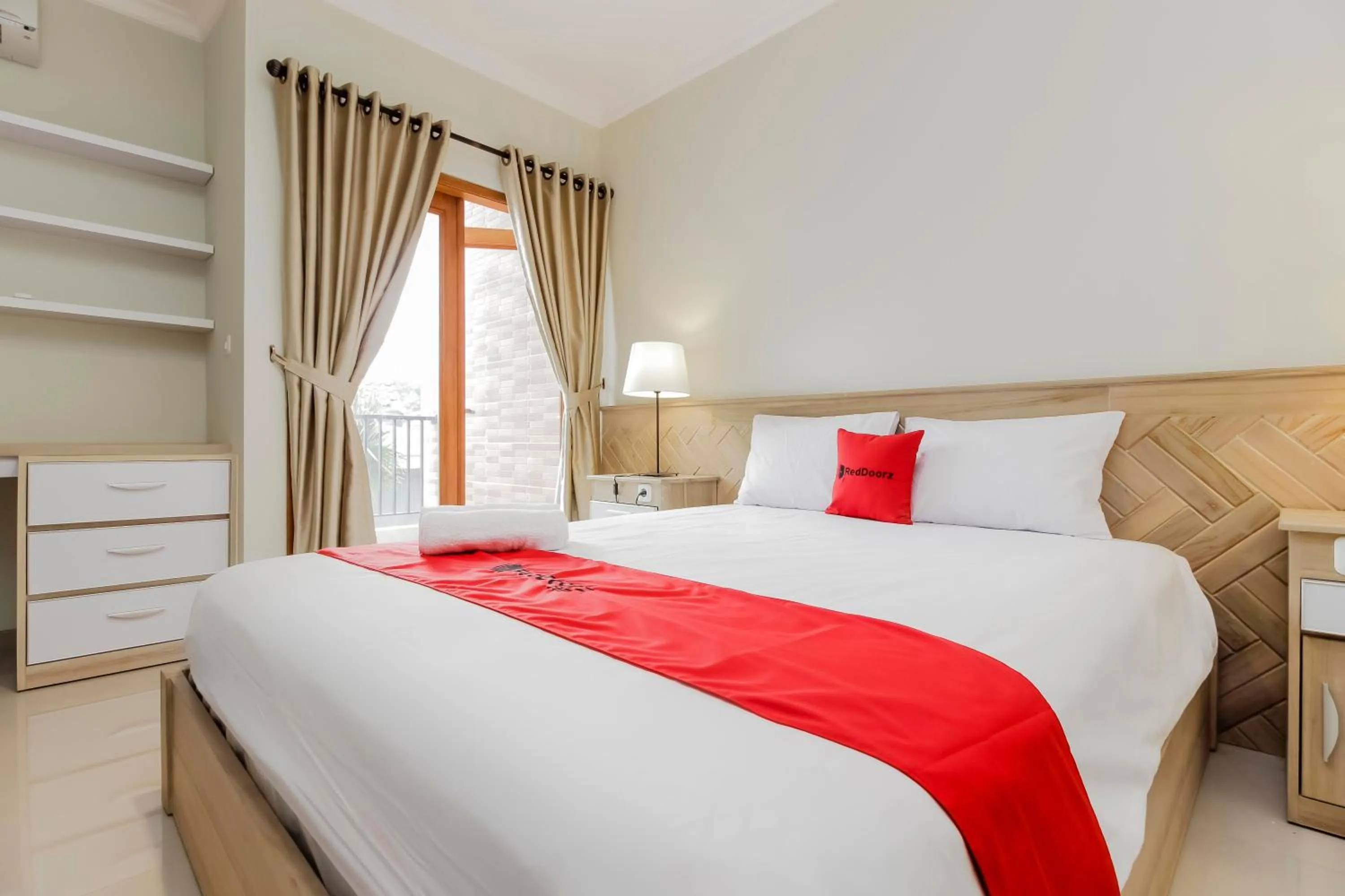 Bedroom, Bed in RedDoorz Premium near Ragunan Zoo 2