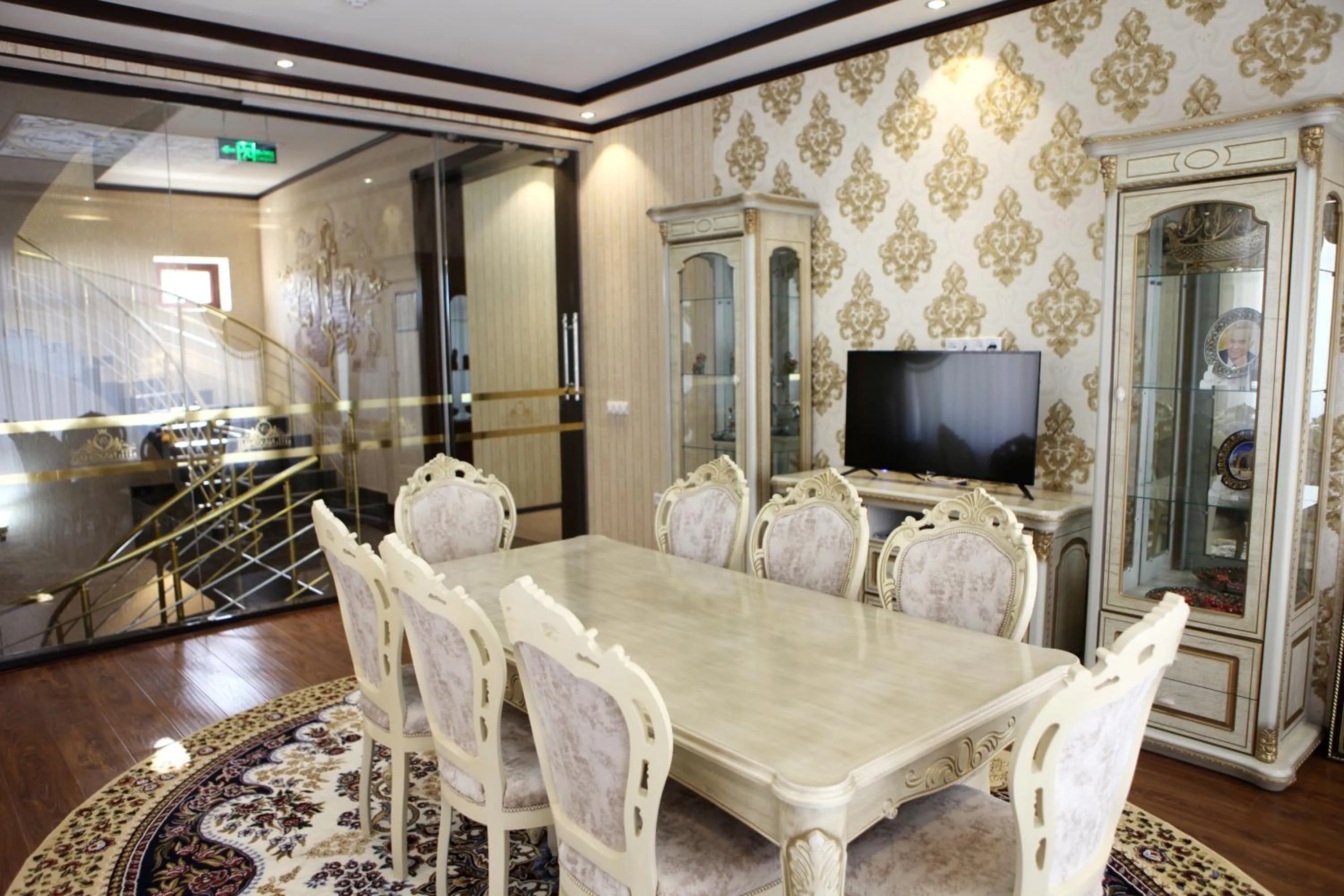 Communal lounge/ TV room in Hotel Naxshab