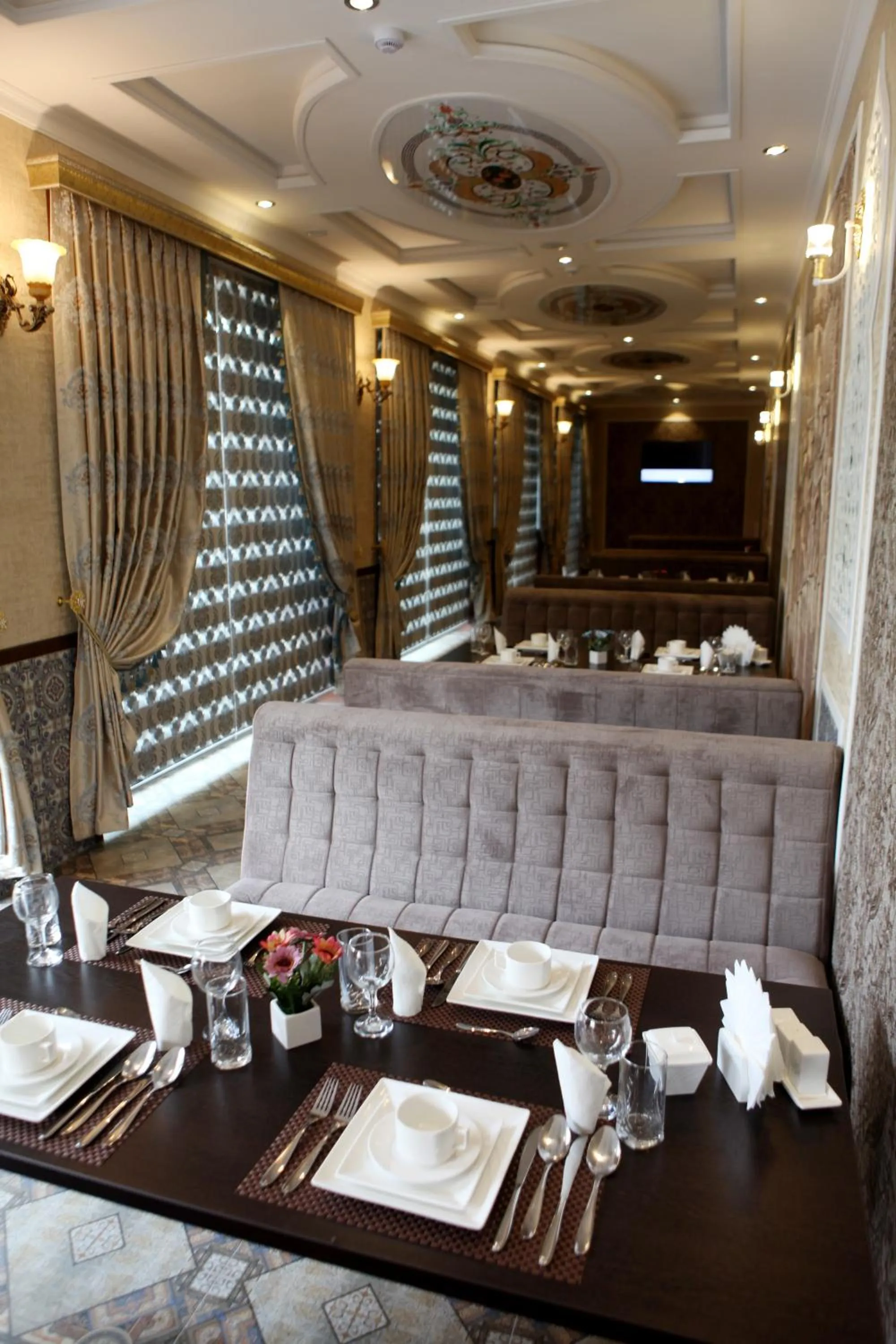 Restaurant/places to eat in Hotel Naxshab