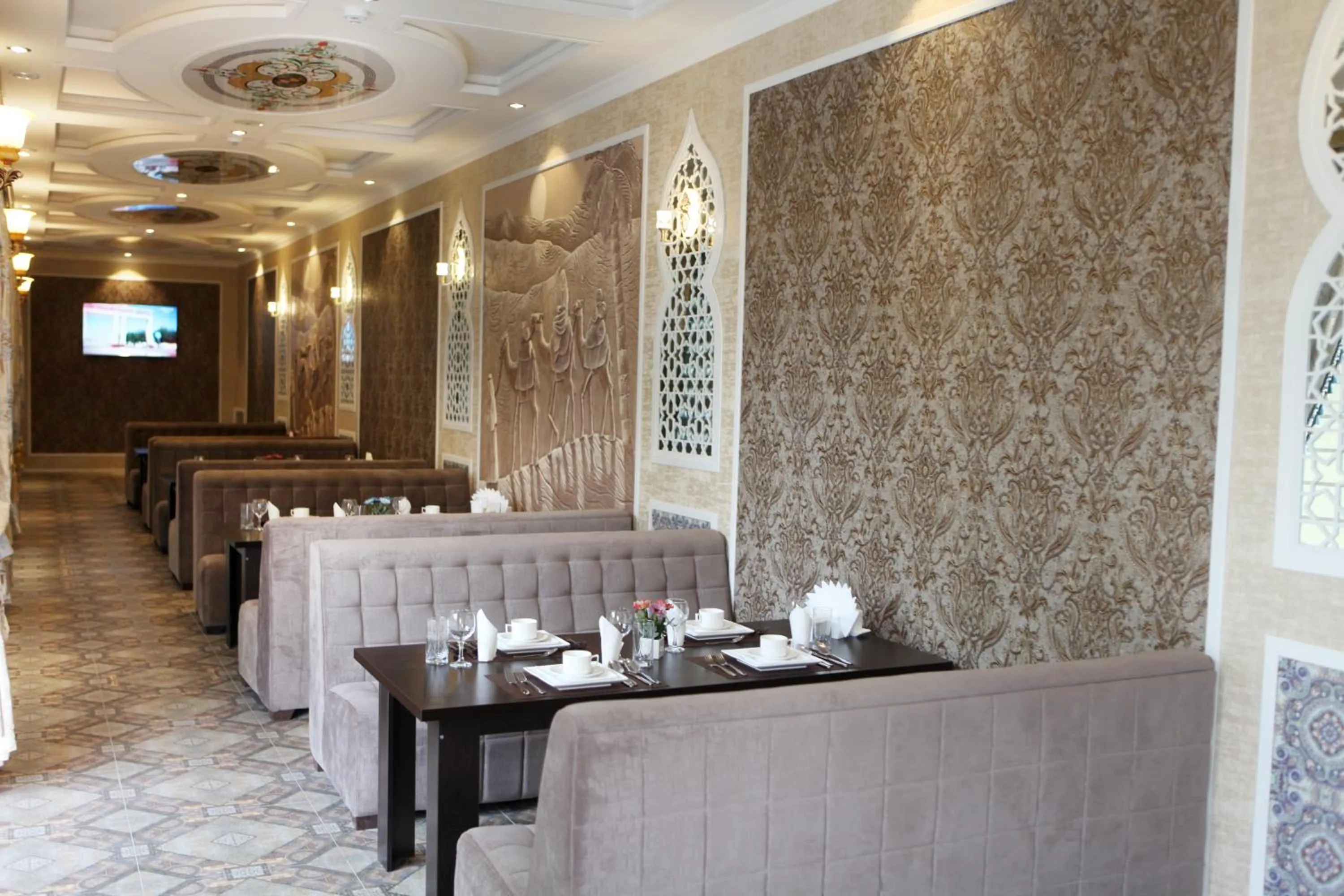 Restaurant/places to eat in Hotel Naxshab