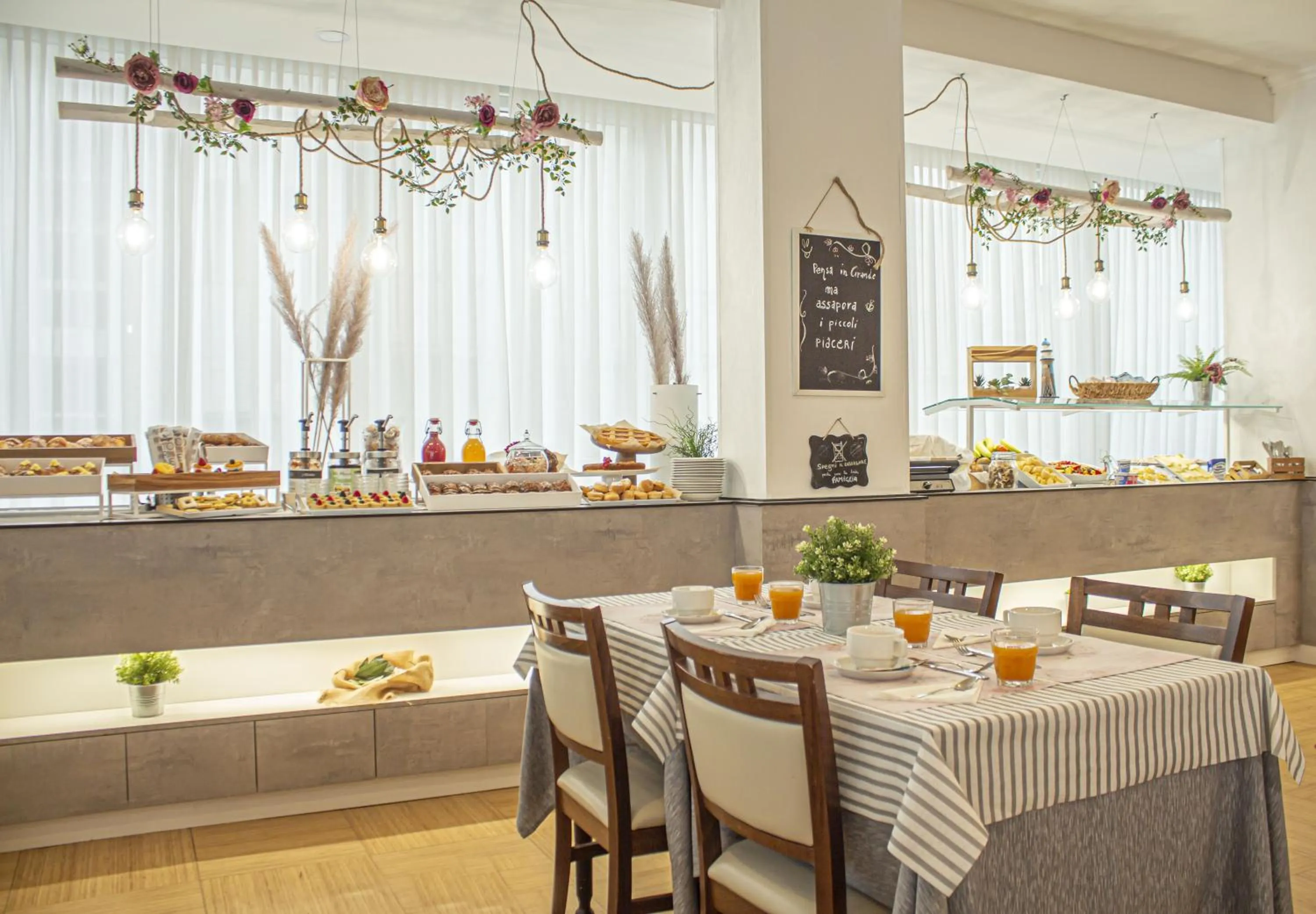 Restaurant/places to eat in Hotel Sandra