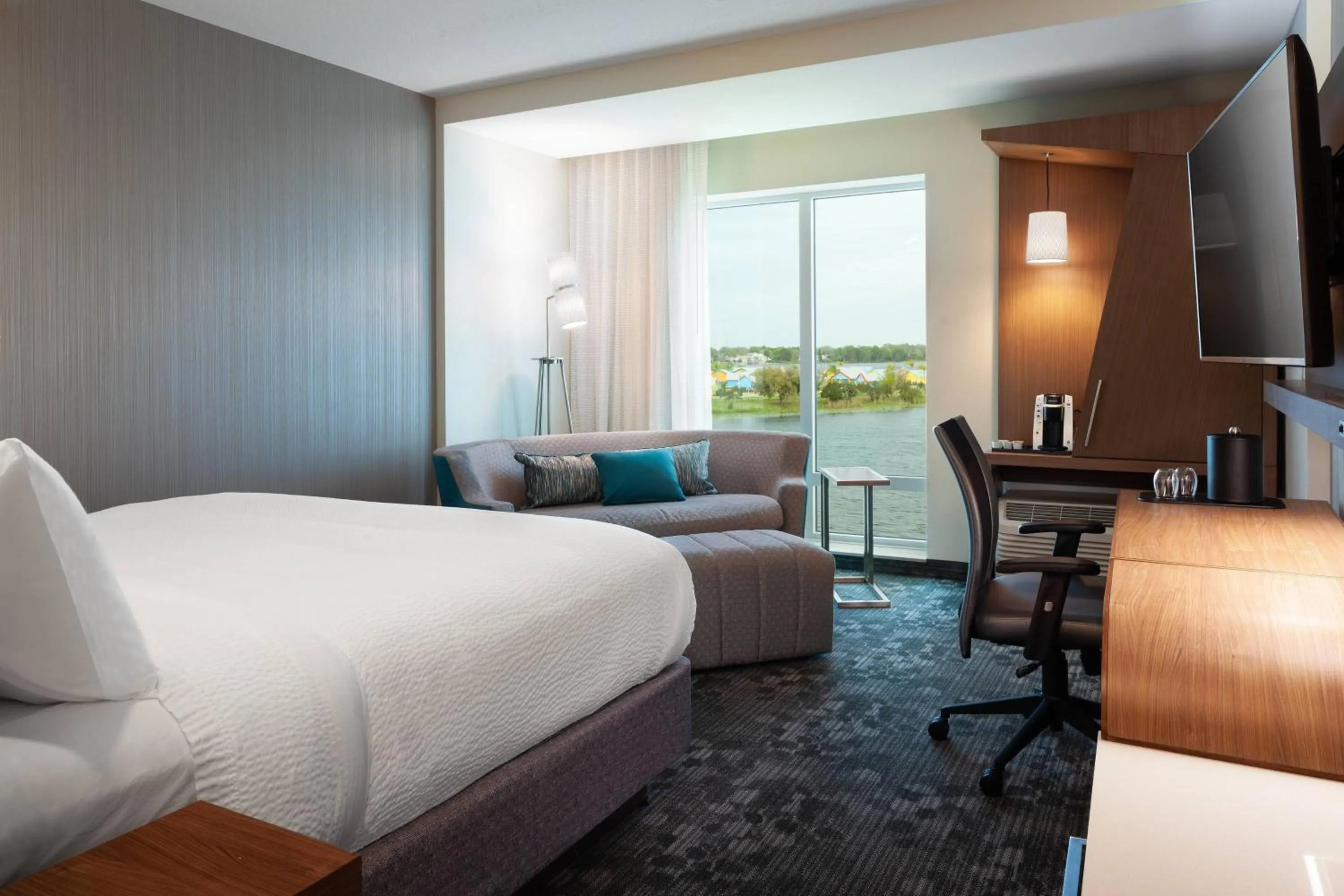 Photo of the whole room, Bed in Courtyard by Marriott Winter Haven