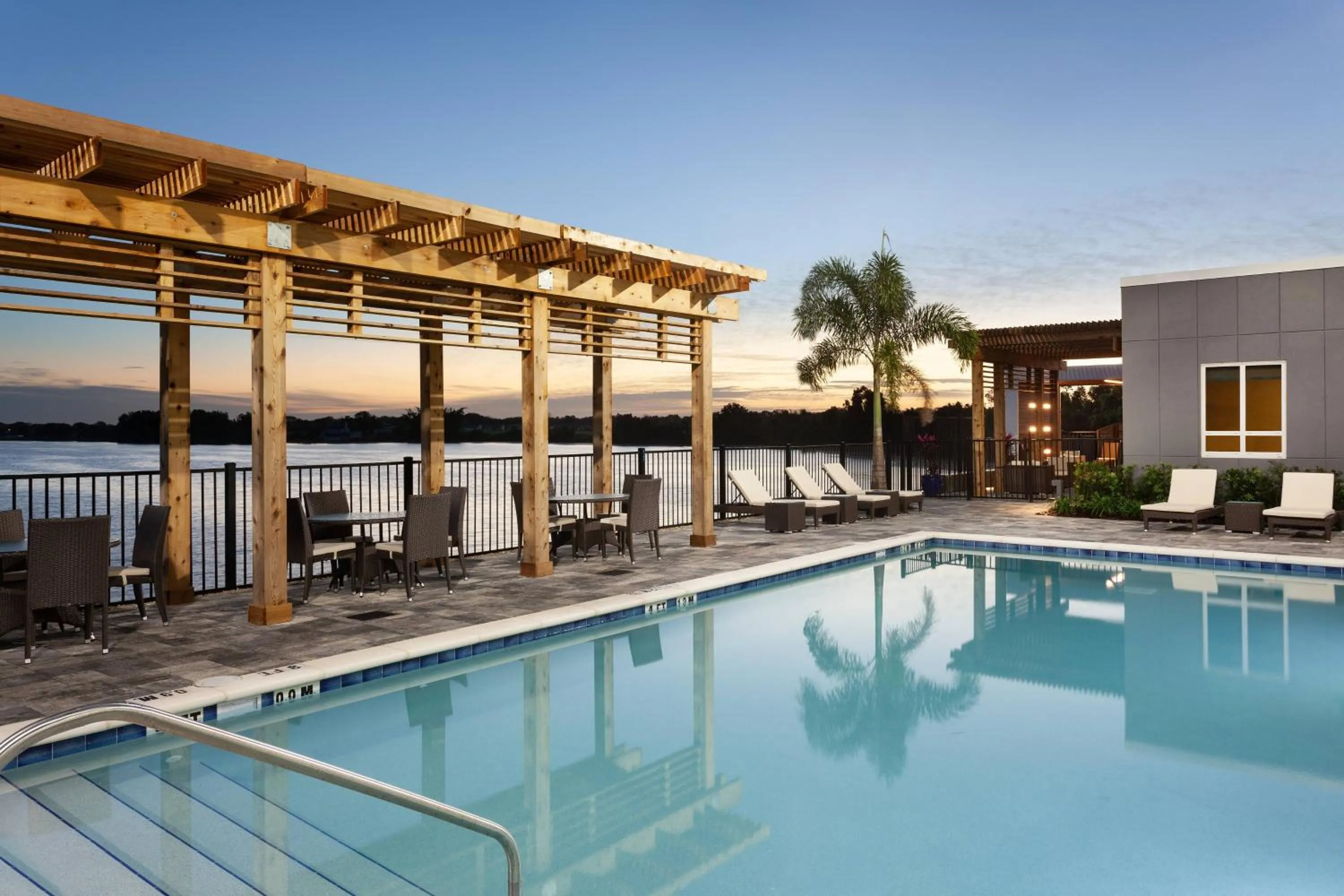 Swimming pool in Courtyard by Marriott Winter Haven