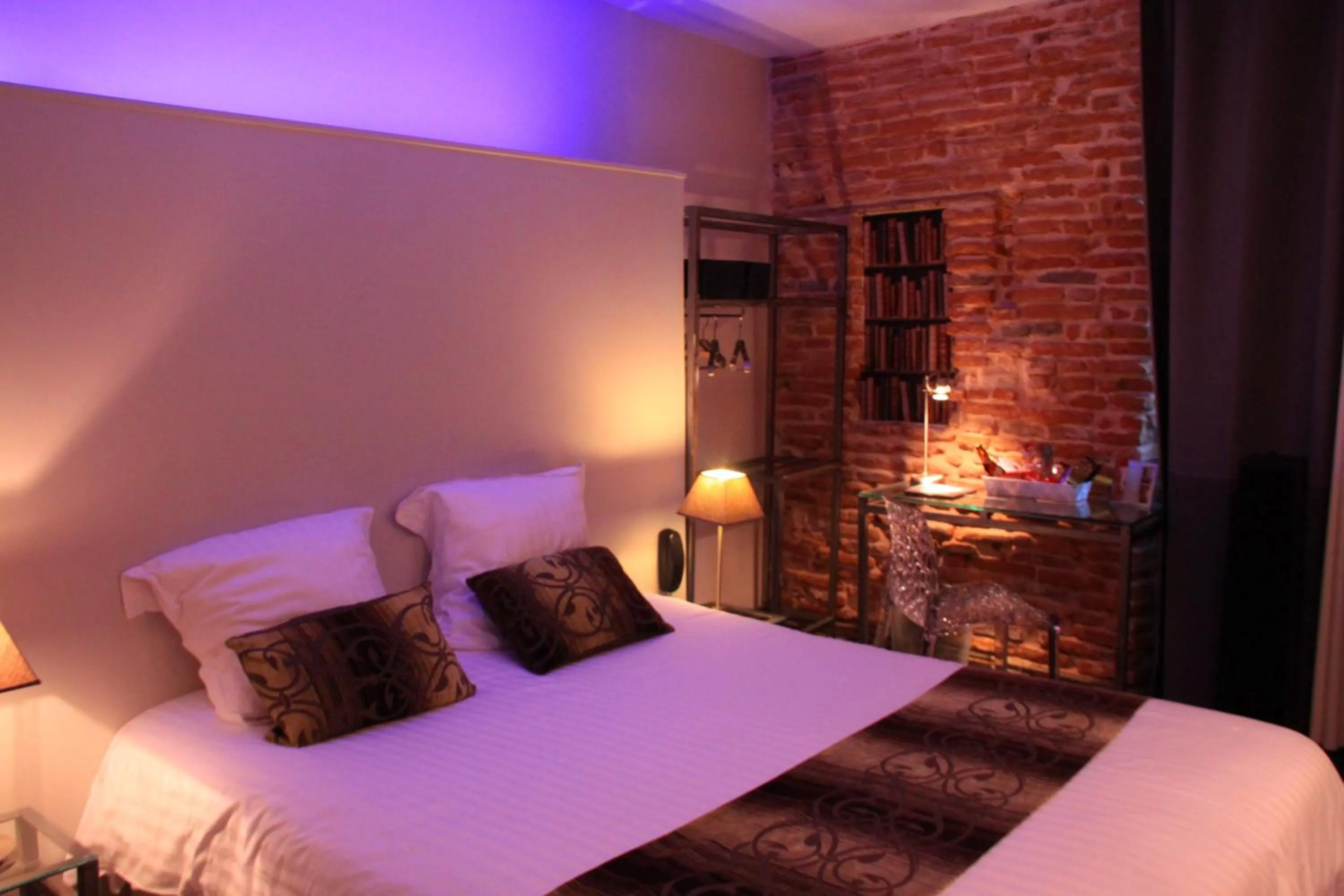 Bed in Hôtel des Arts