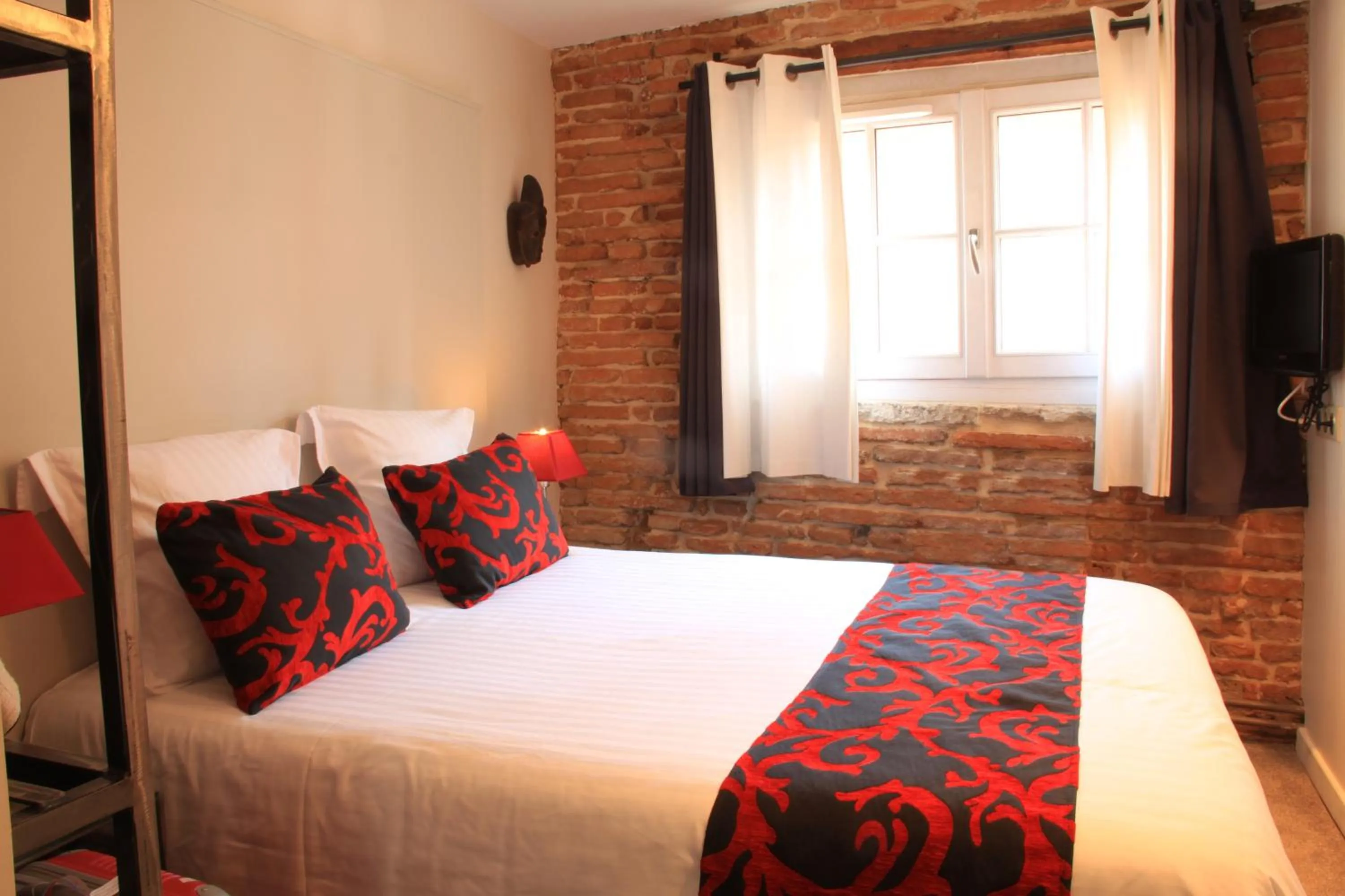 Bed in Hôtel des Arts