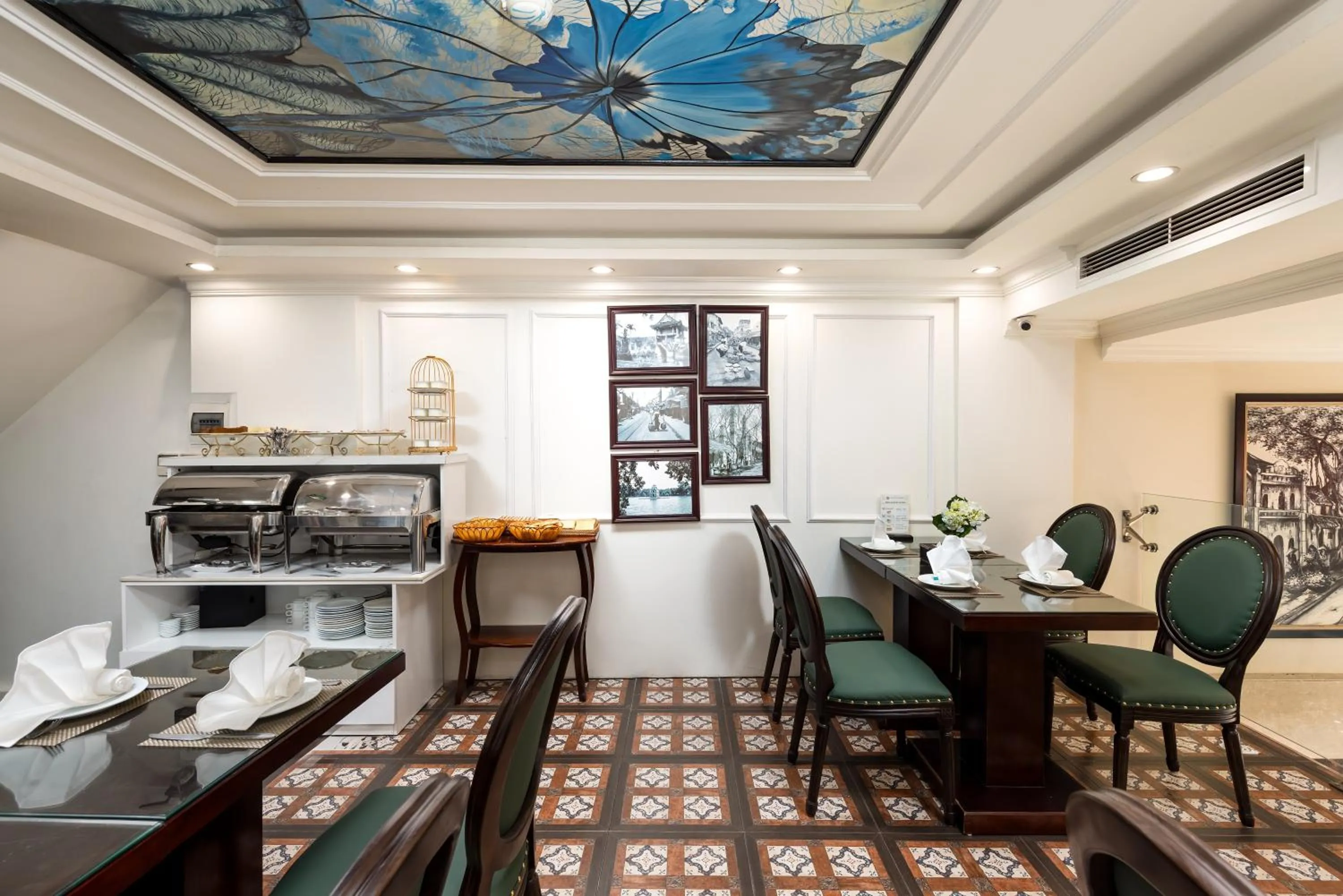 Dining area in Golden Legend Palace Hotel & Travel