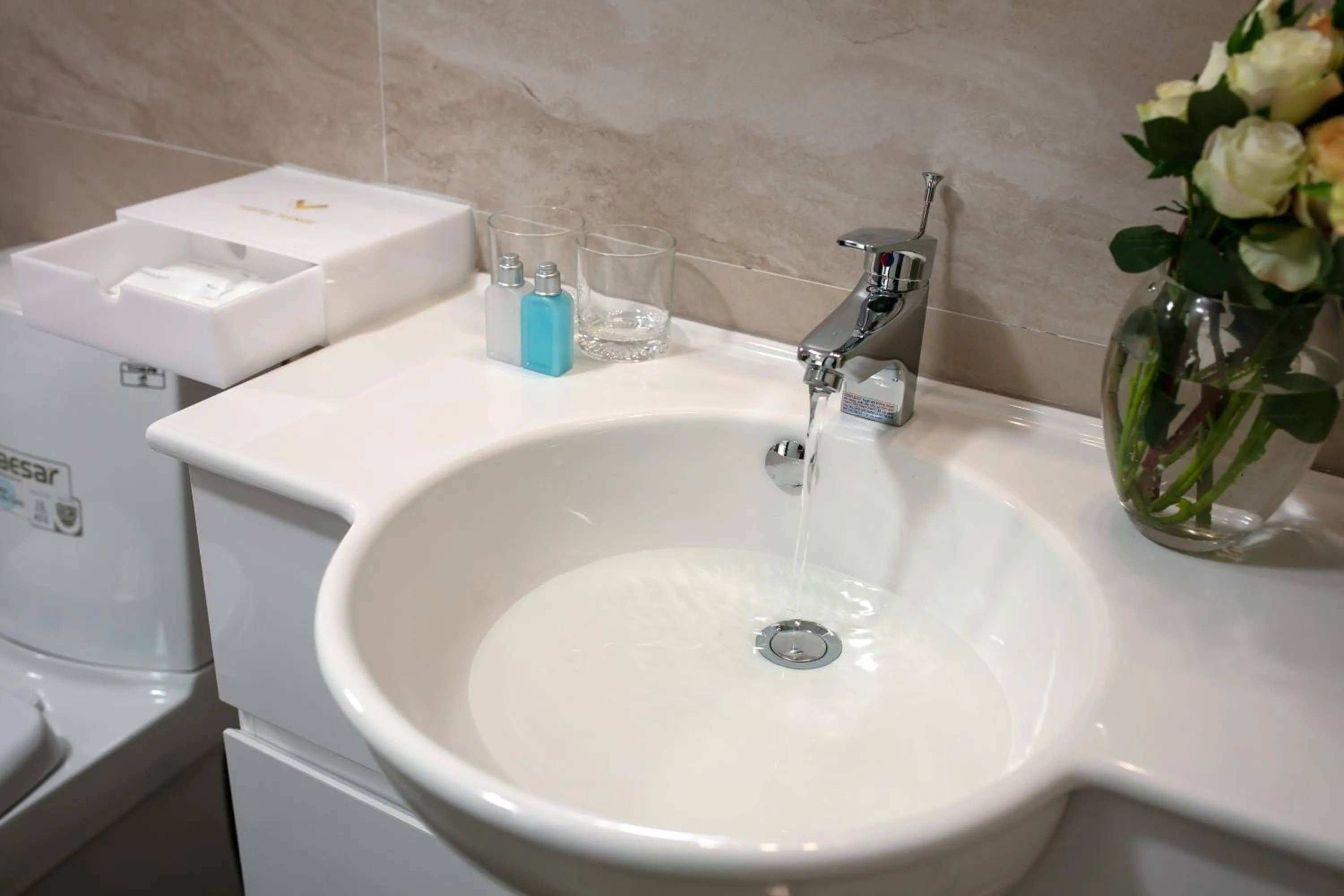 Bathroom in Golden Legend Palace Hotel & Travel