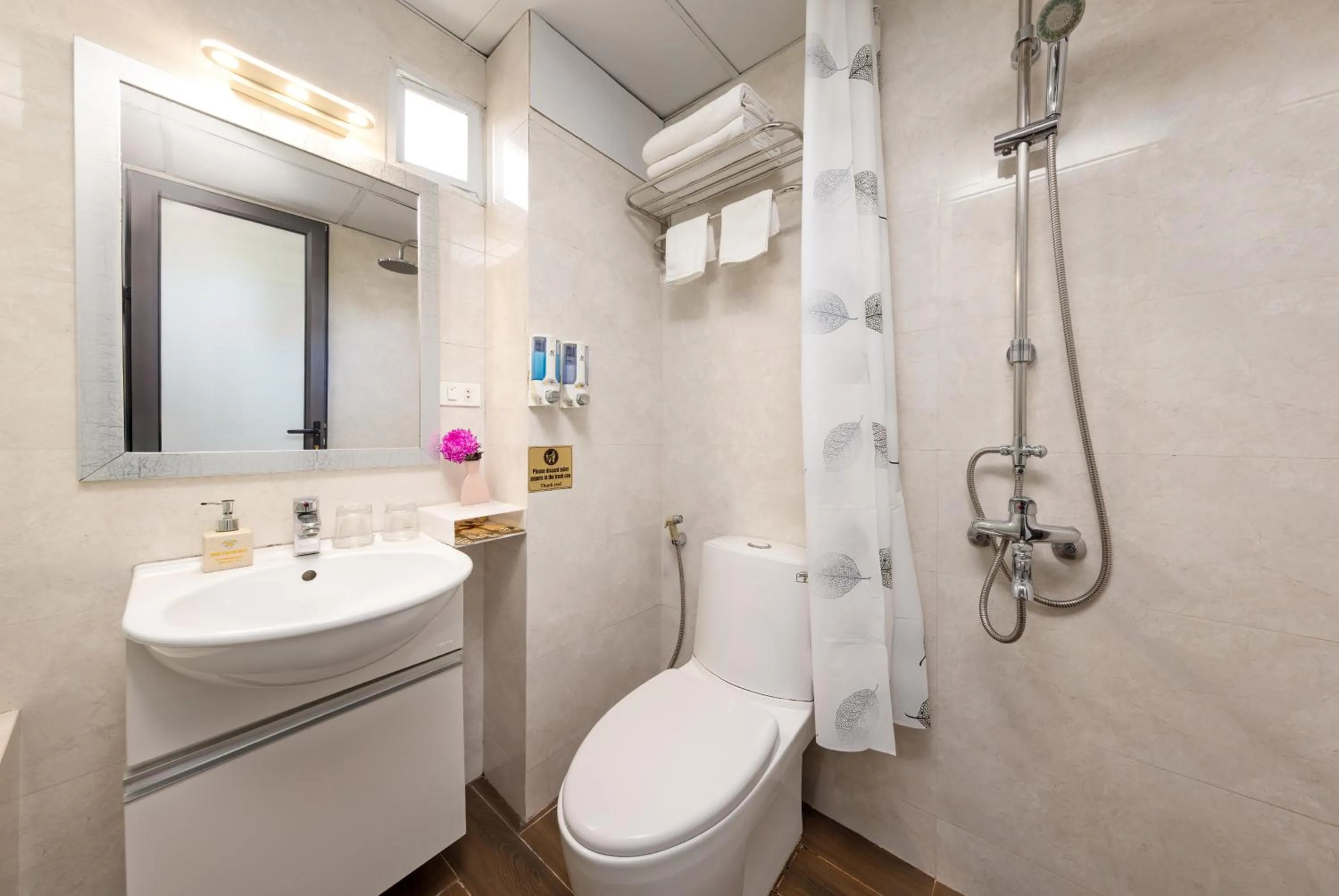 Toilet in Golden Legend Palace Hotel & Travel