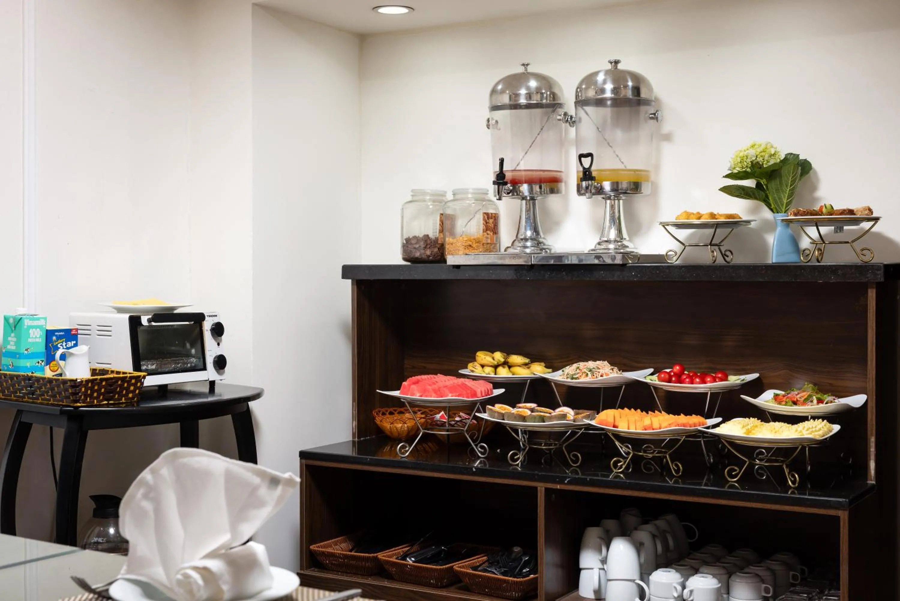 Coffee/tea facilities in Golden Legend Palace Hotel & Travel