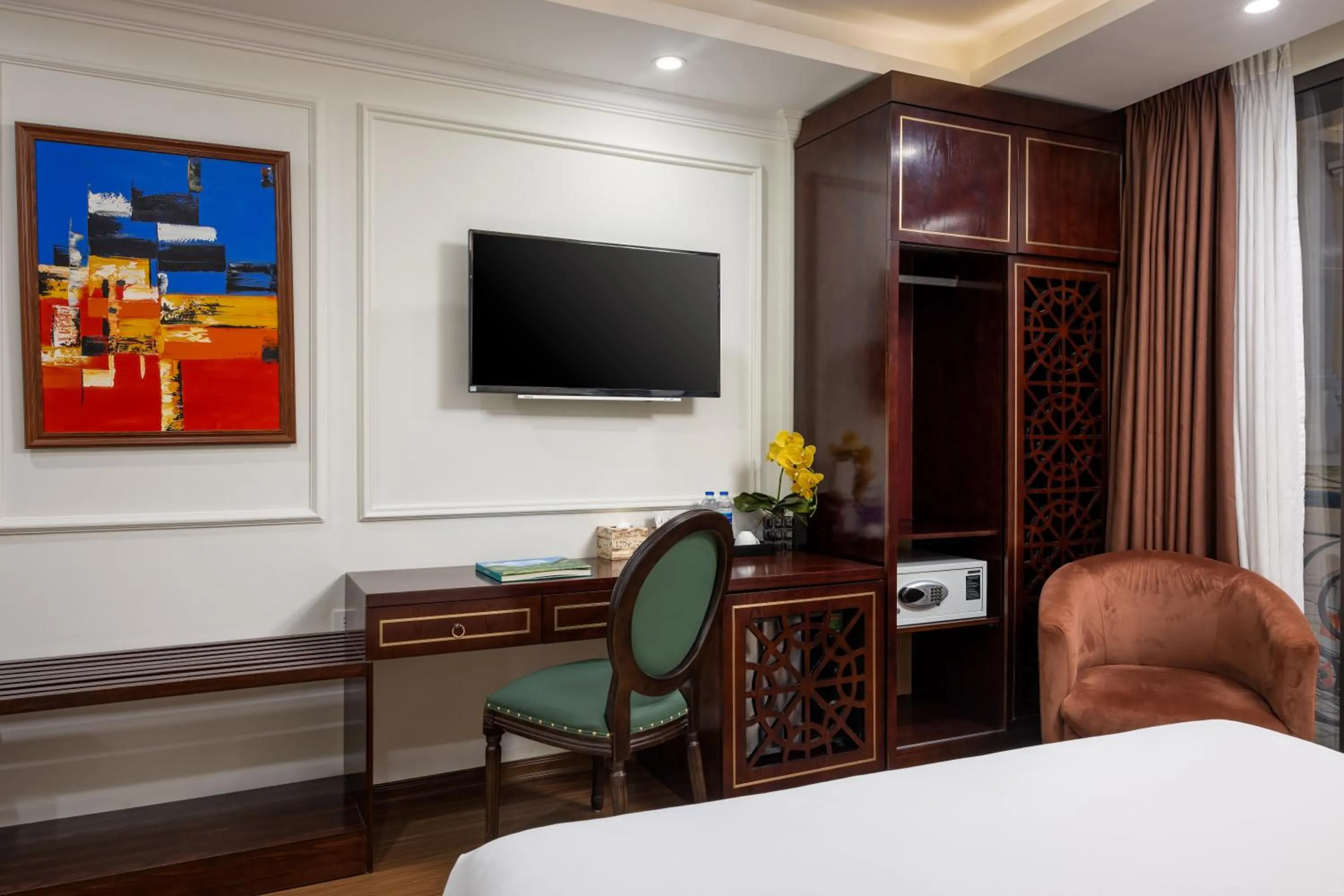 TV and multimedia in Golden Legend Palace Hotel & Travel