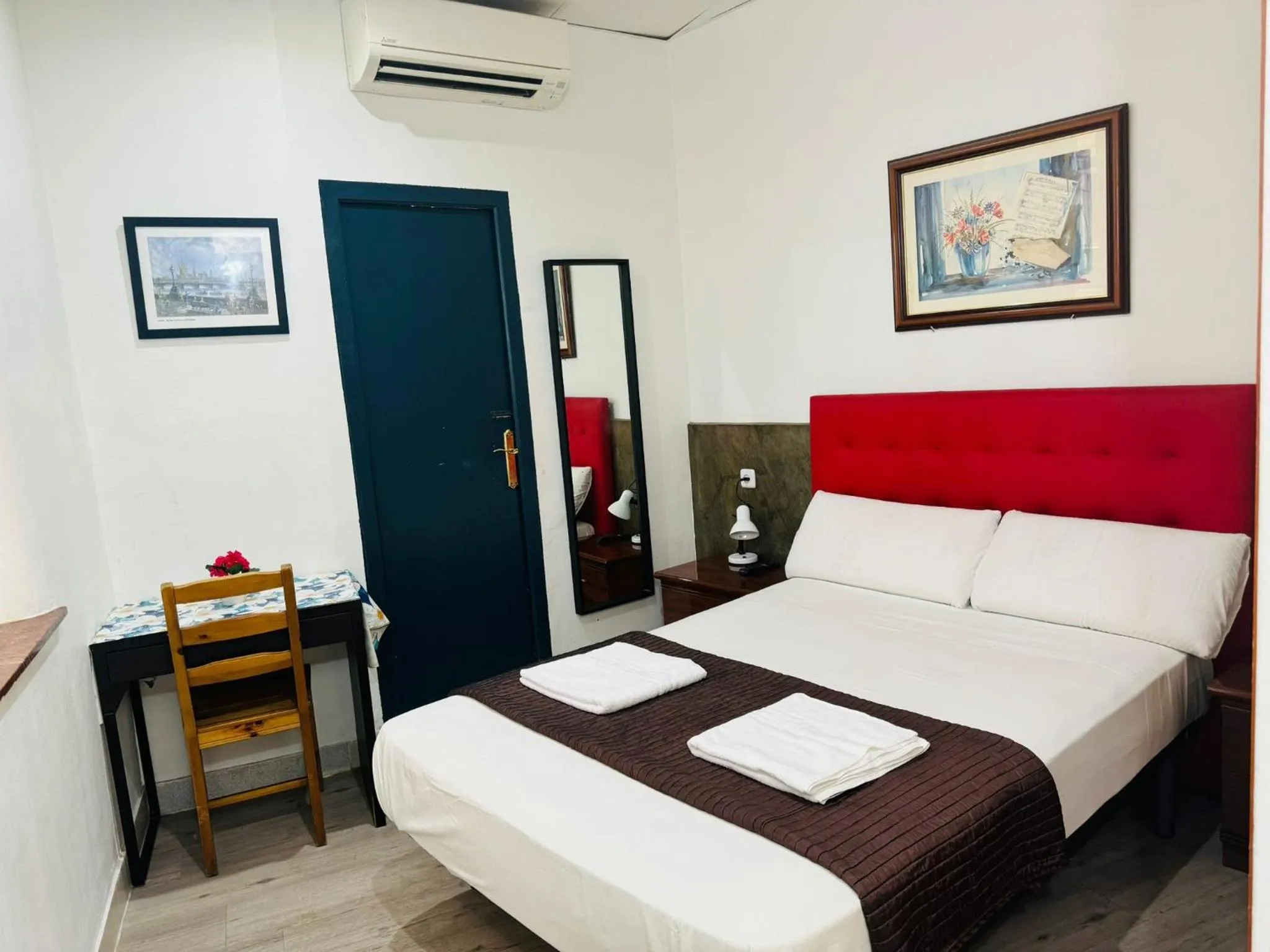 Bed in Hostal Mont Thabor