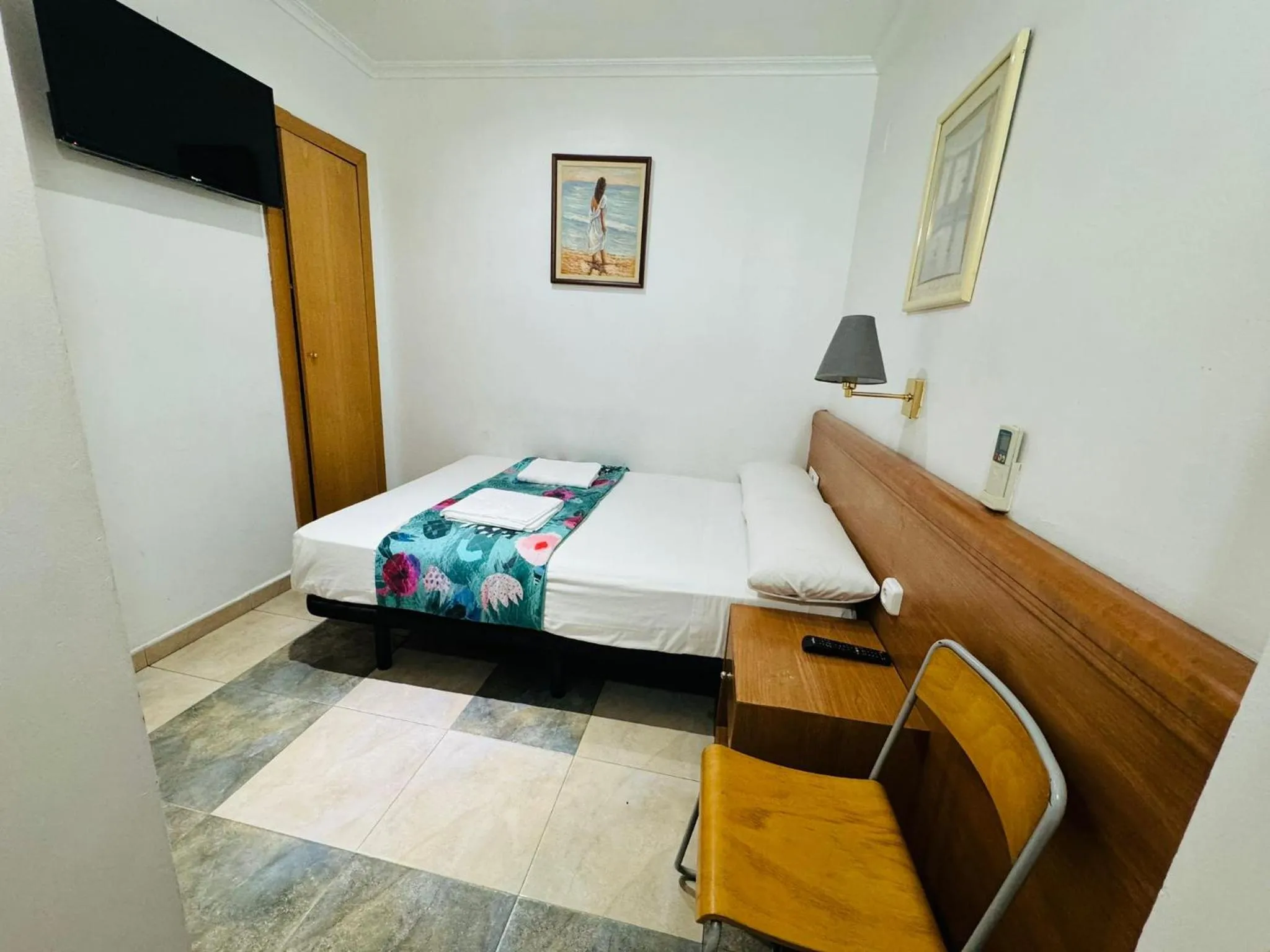 Bed in Hostal Mont Thabor