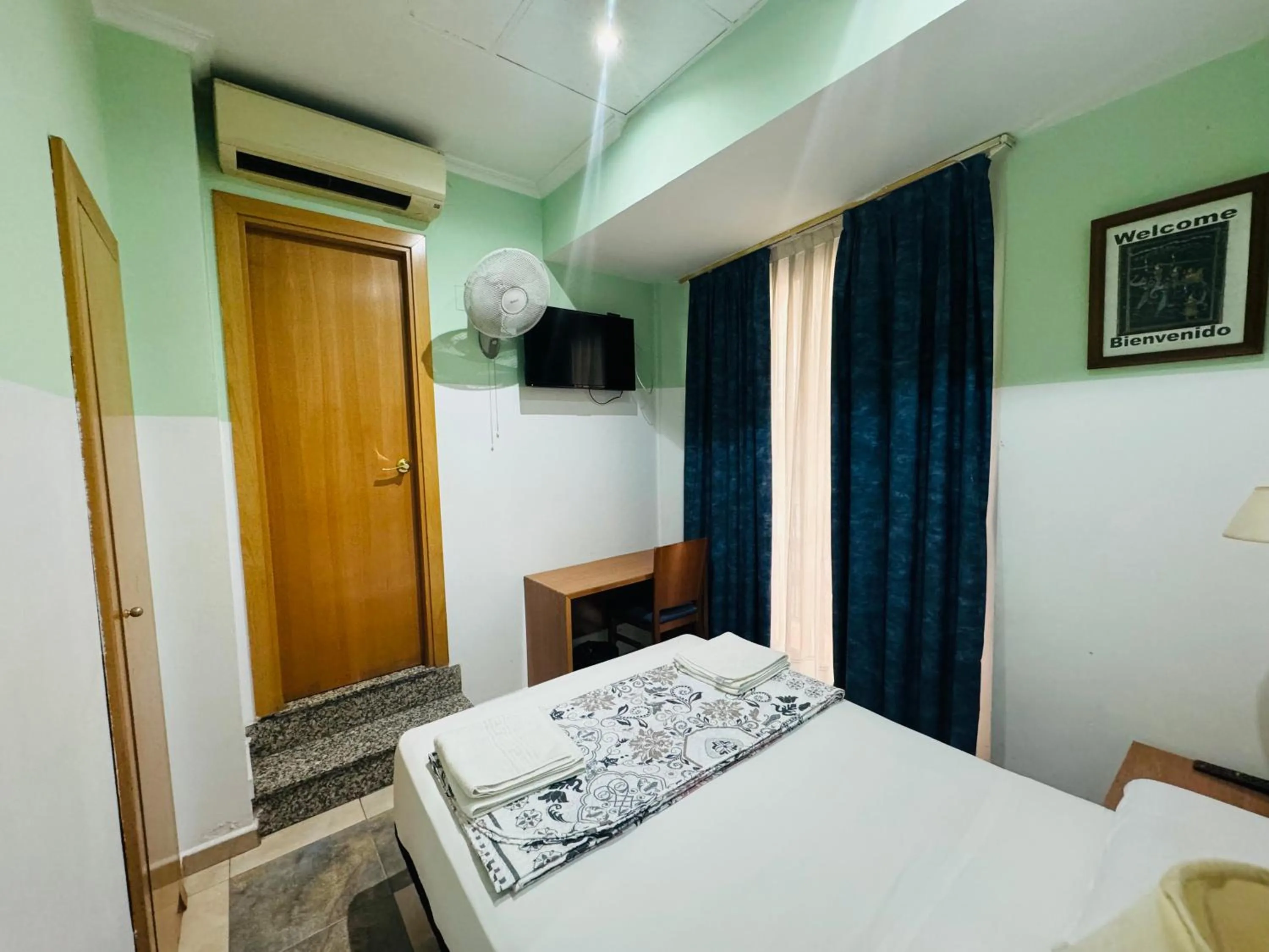 Bed in Hostal Mont Thabor