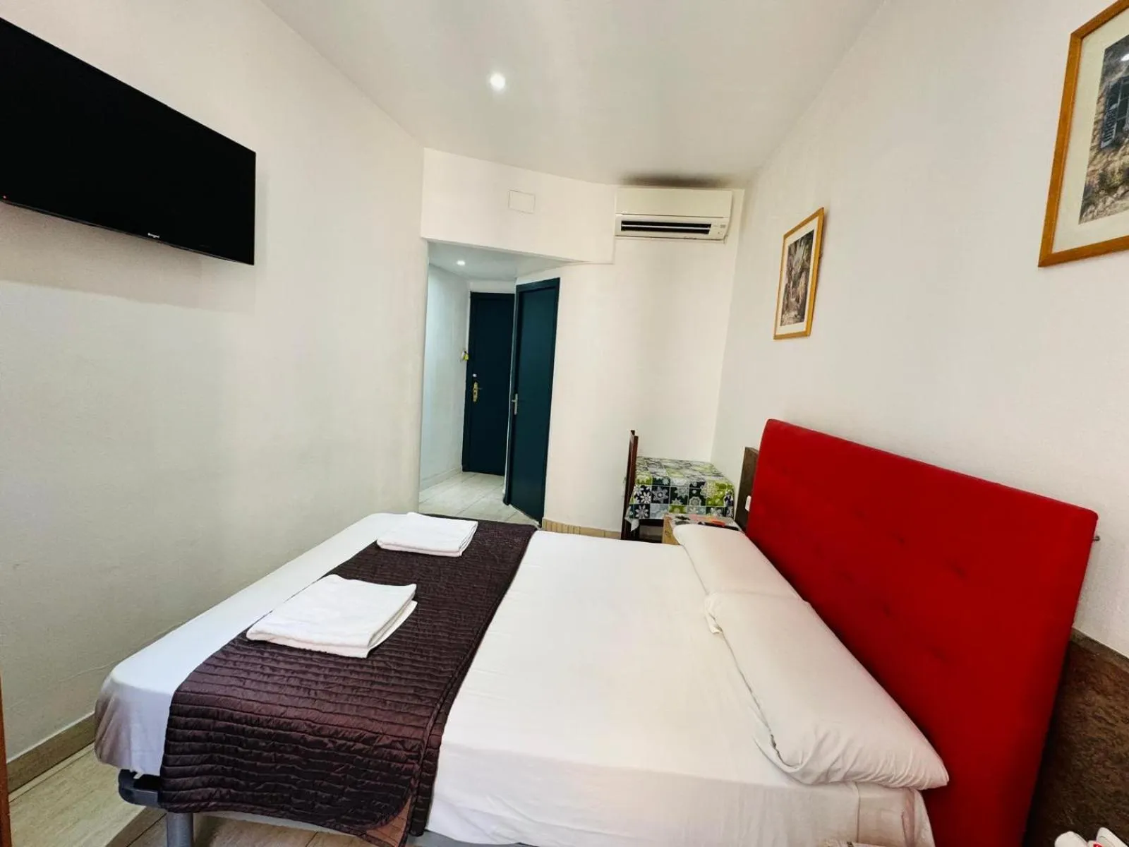 Bed in Hostal Mont Thabor