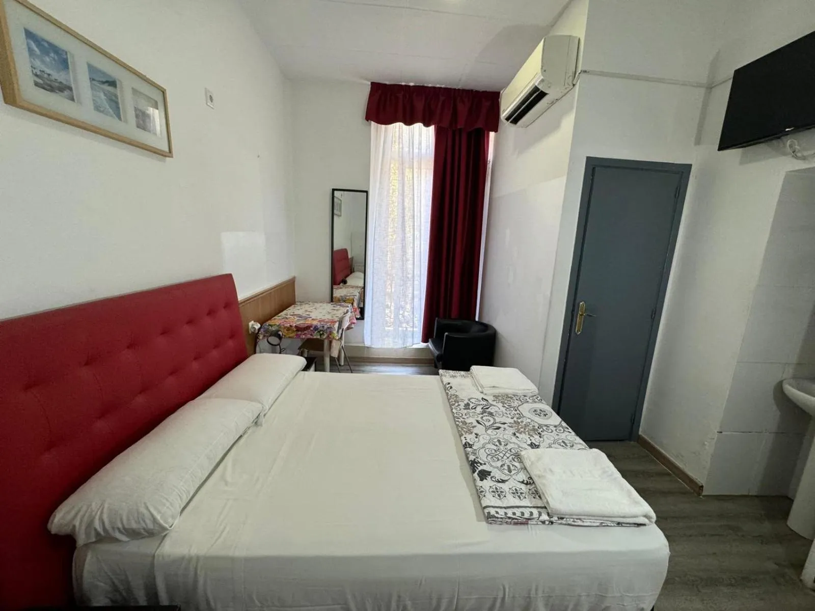 Bed in Hostal Mont Thabor