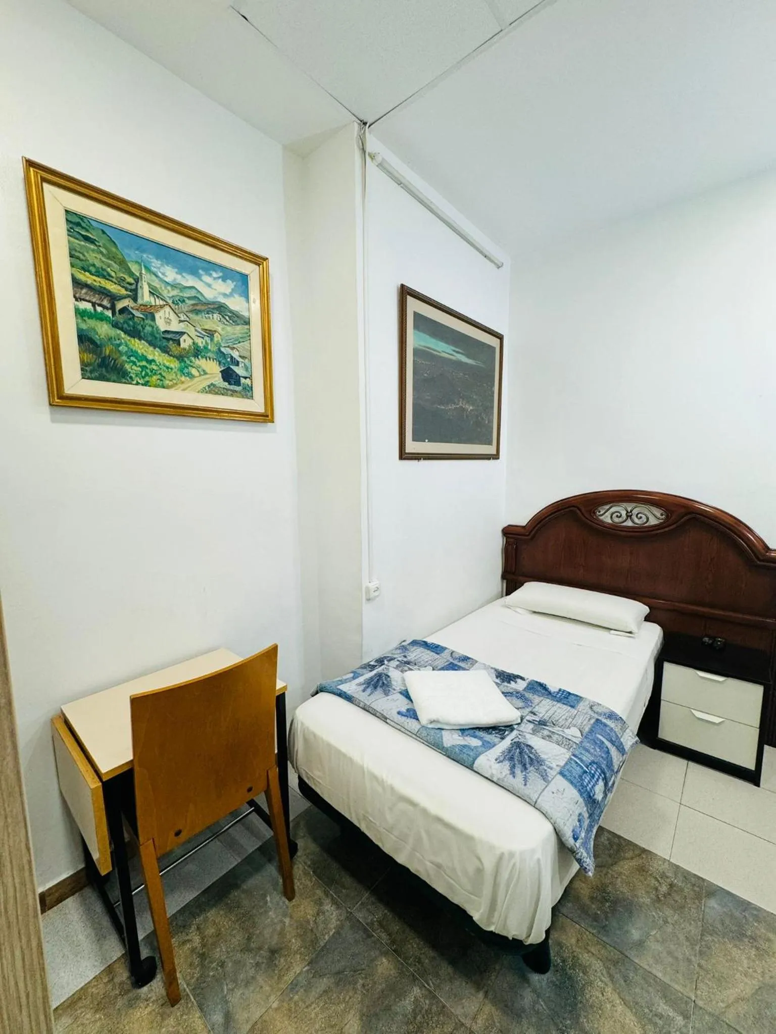 Bed in Hostal Mont Thabor