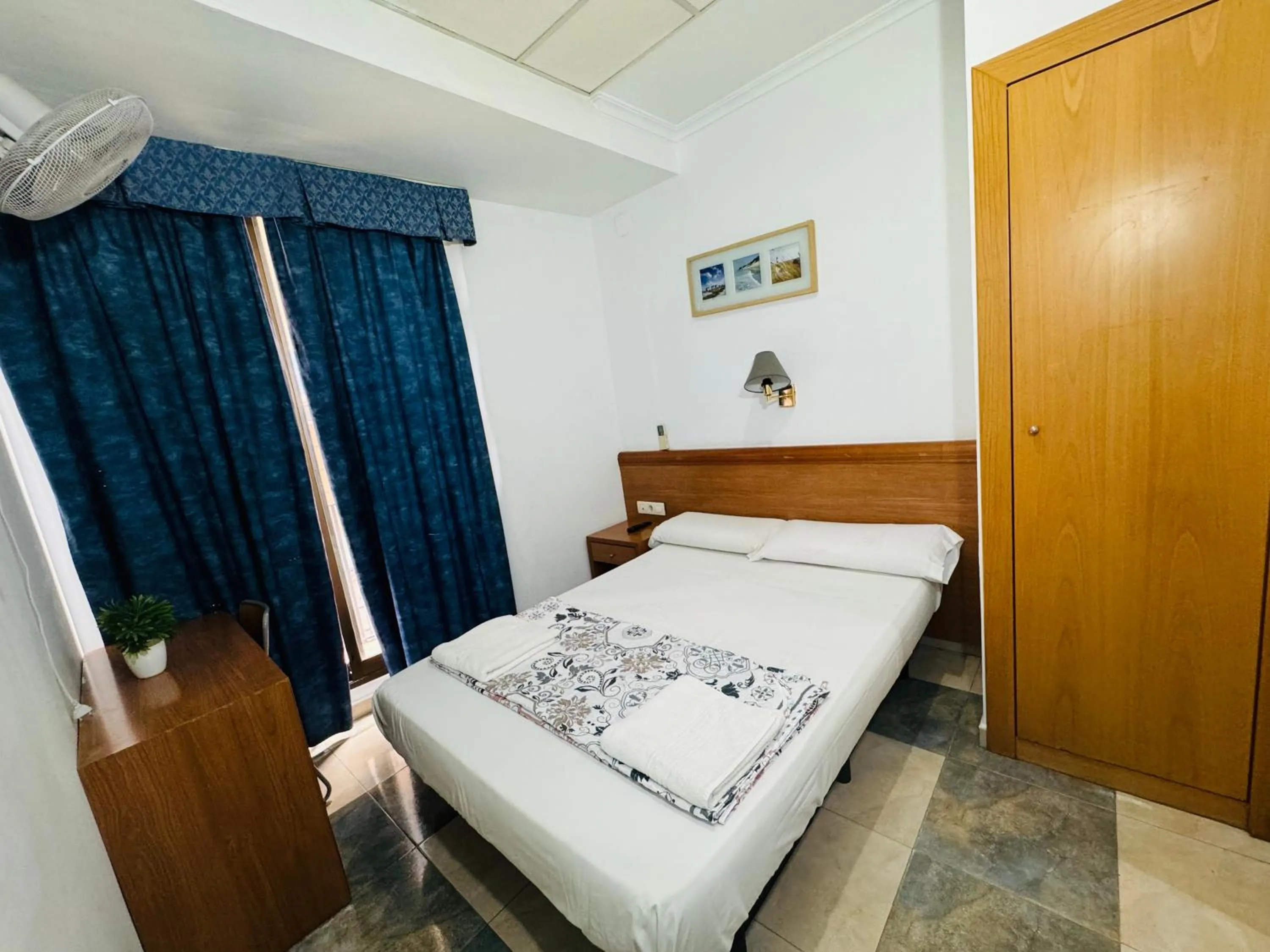 Bed in Hostal Mont Thabor