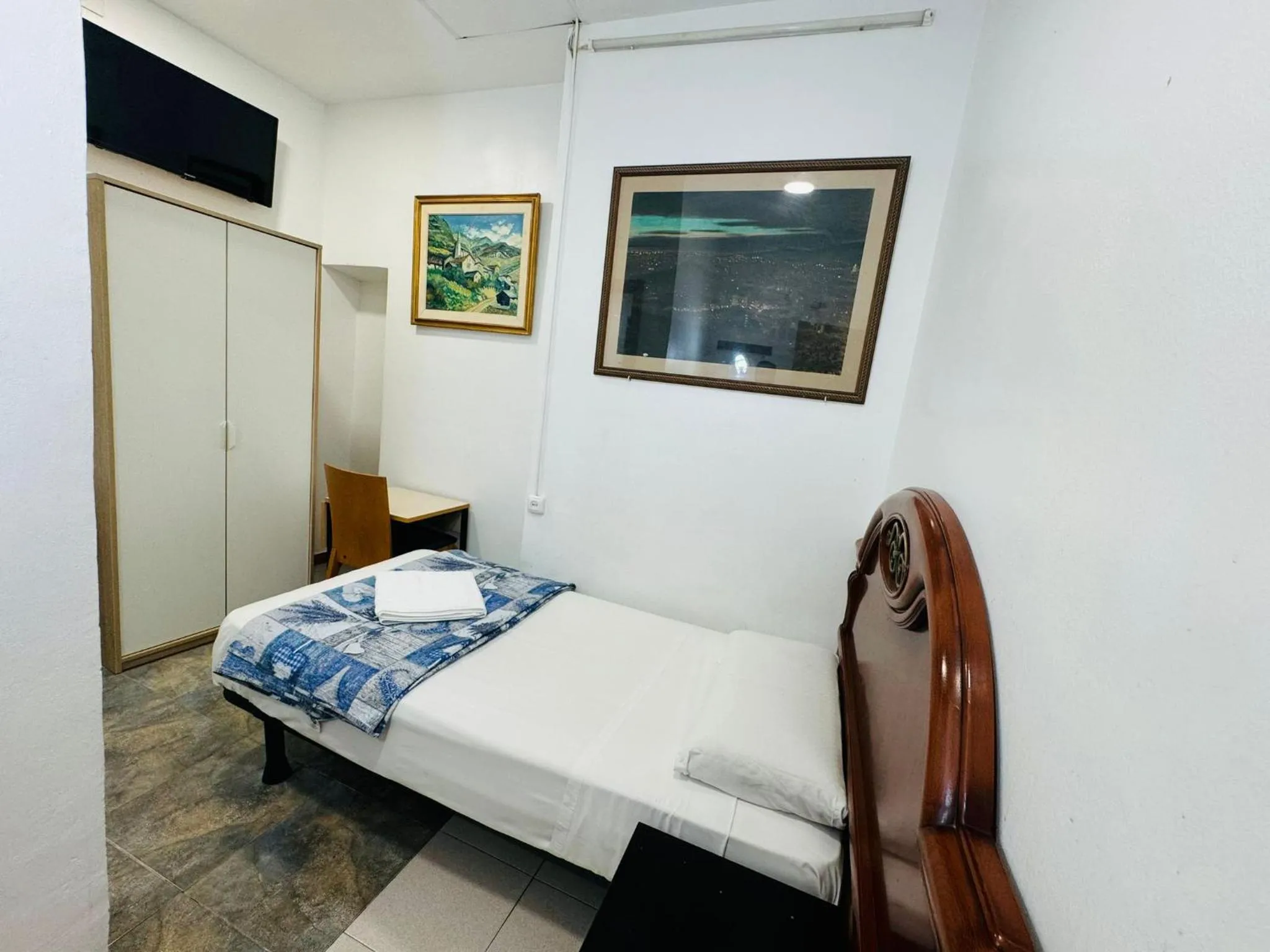 Bed in Hostal Mont Thabor