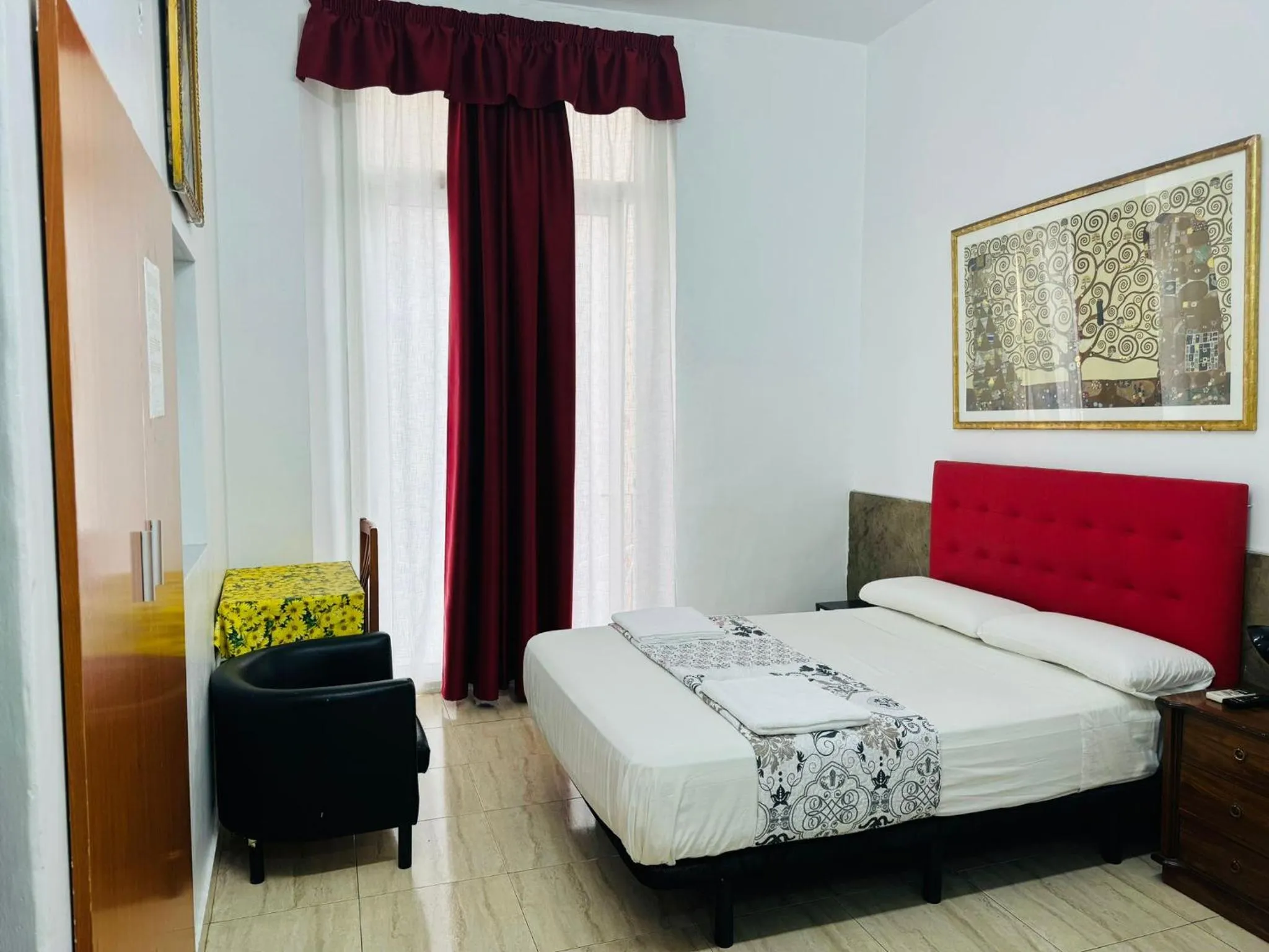 Bed in Hostal Mont Thabor