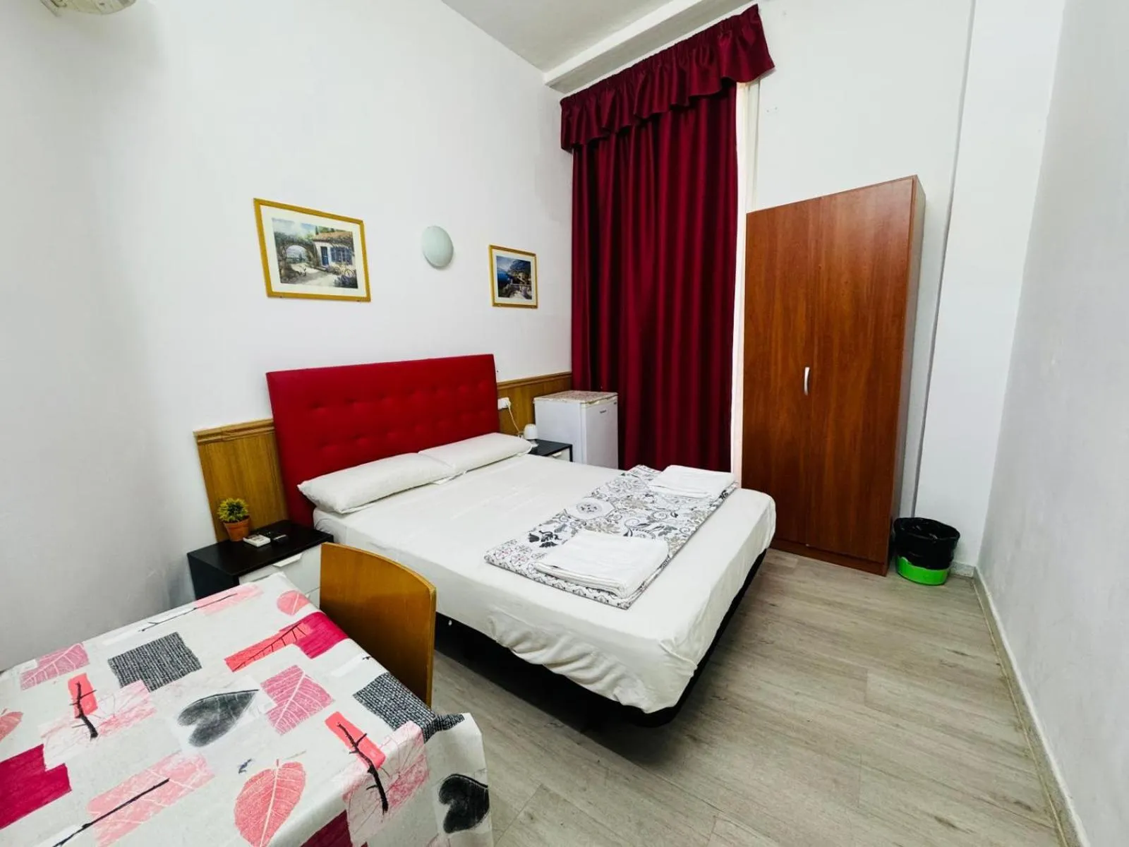 Bed in Hostal Mont Thabor