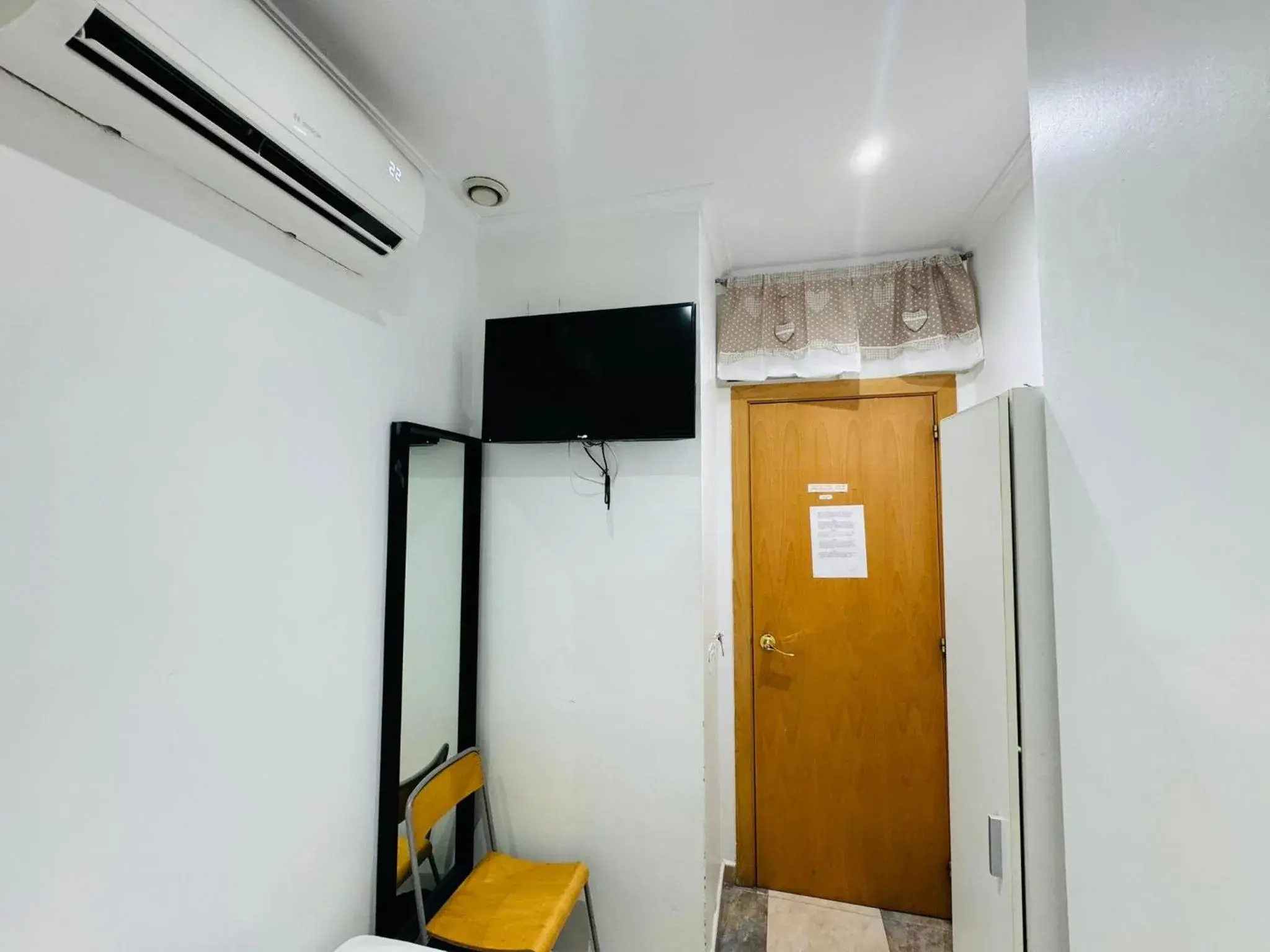 Budget Double Room in Hostal Mont Thabor Budget Double Room in Hostal Mont Thabor