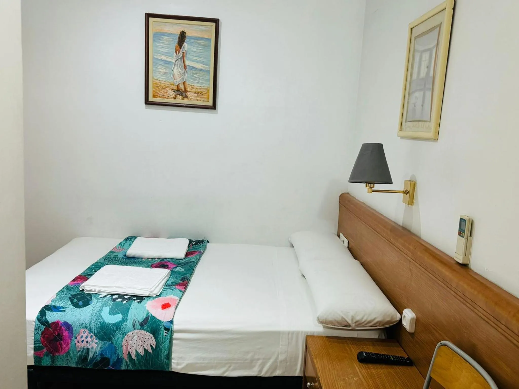 Bed in Hostal Mont Thabor