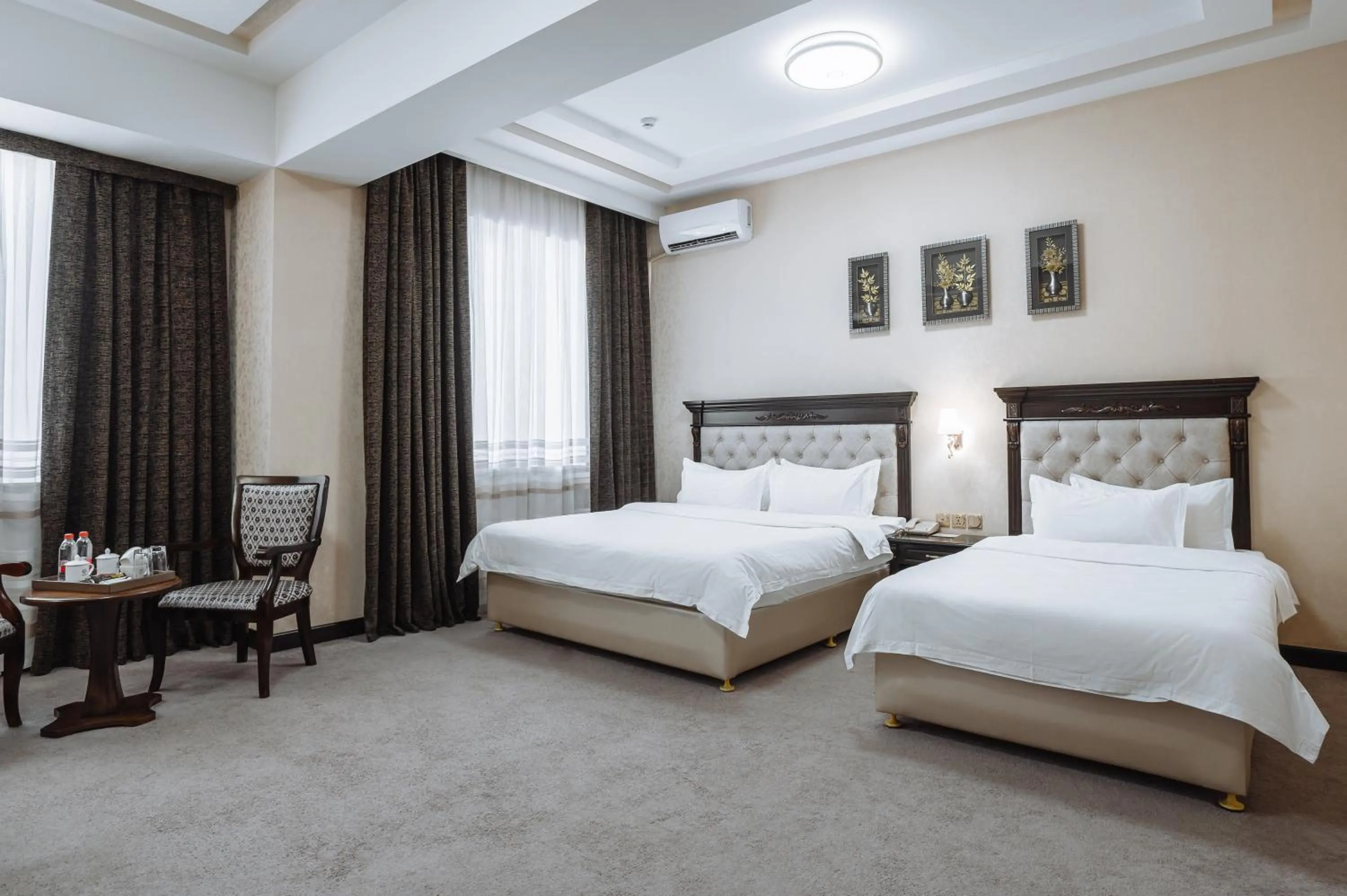 Photo of the whole room, Bed in Daniel Hill Hotel