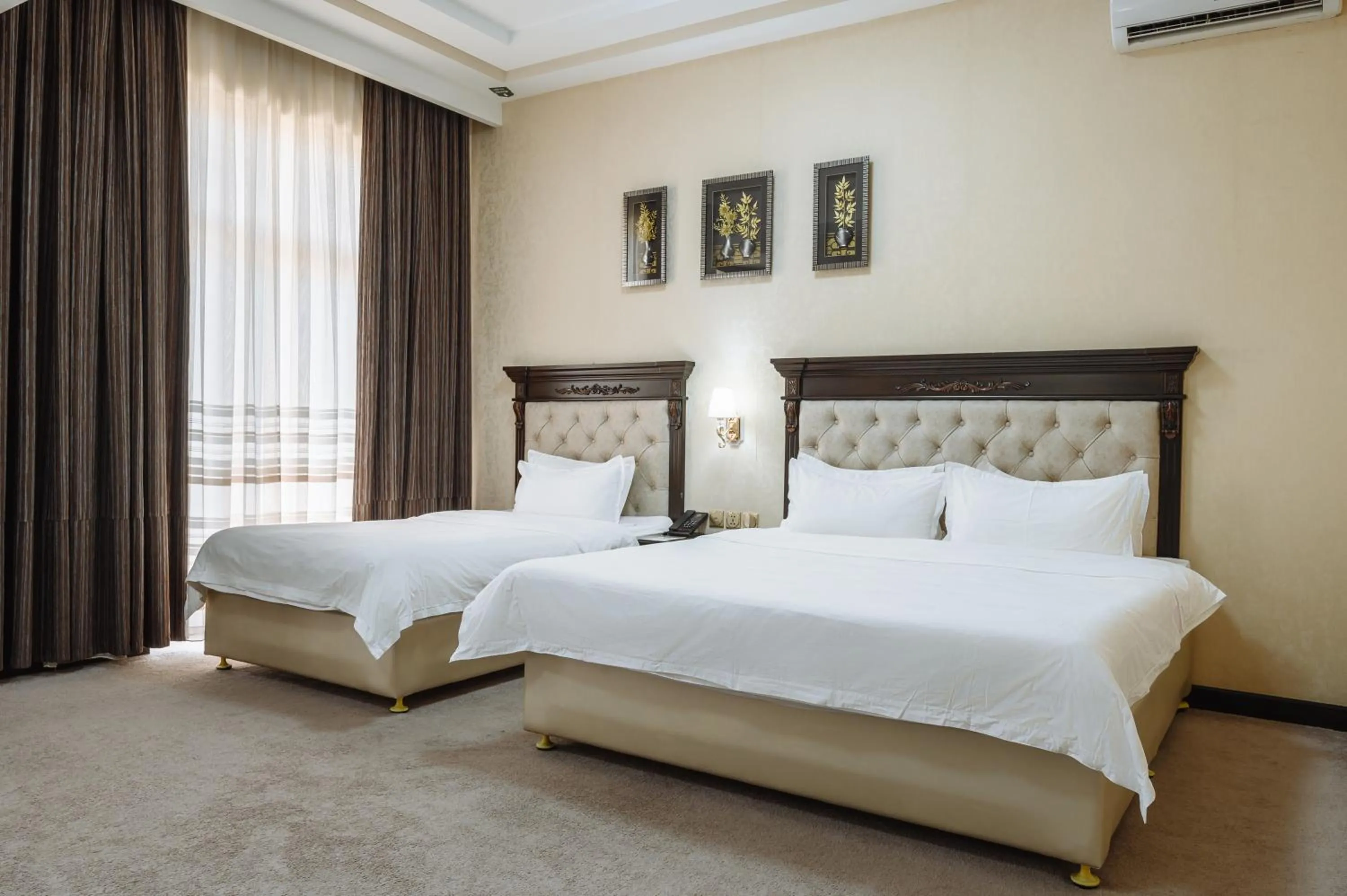 Photo of the whole room, Bed in Daniel Hill Hotel