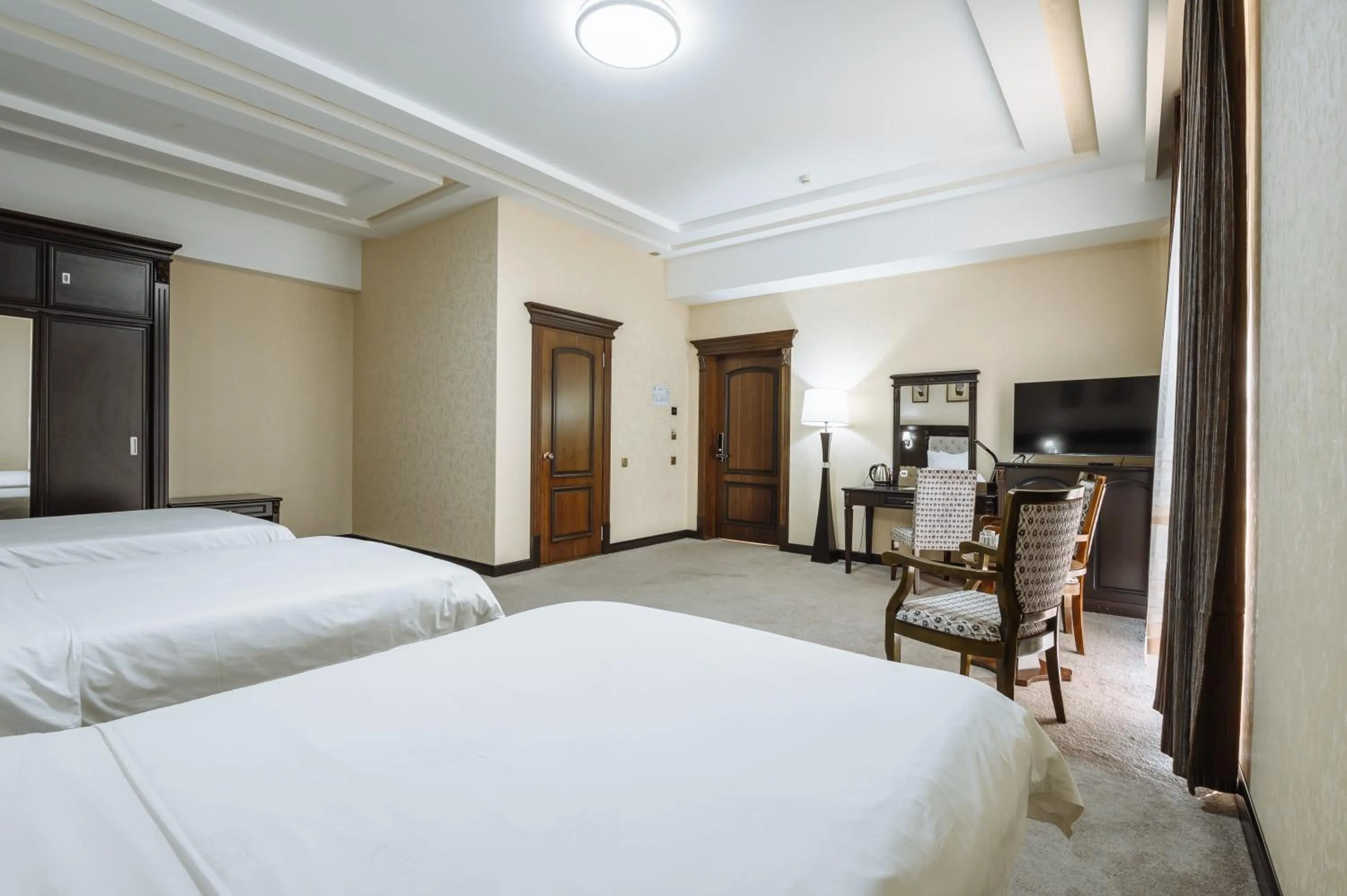 Photo of the whole room, Bed in Daniel Hill Hotel