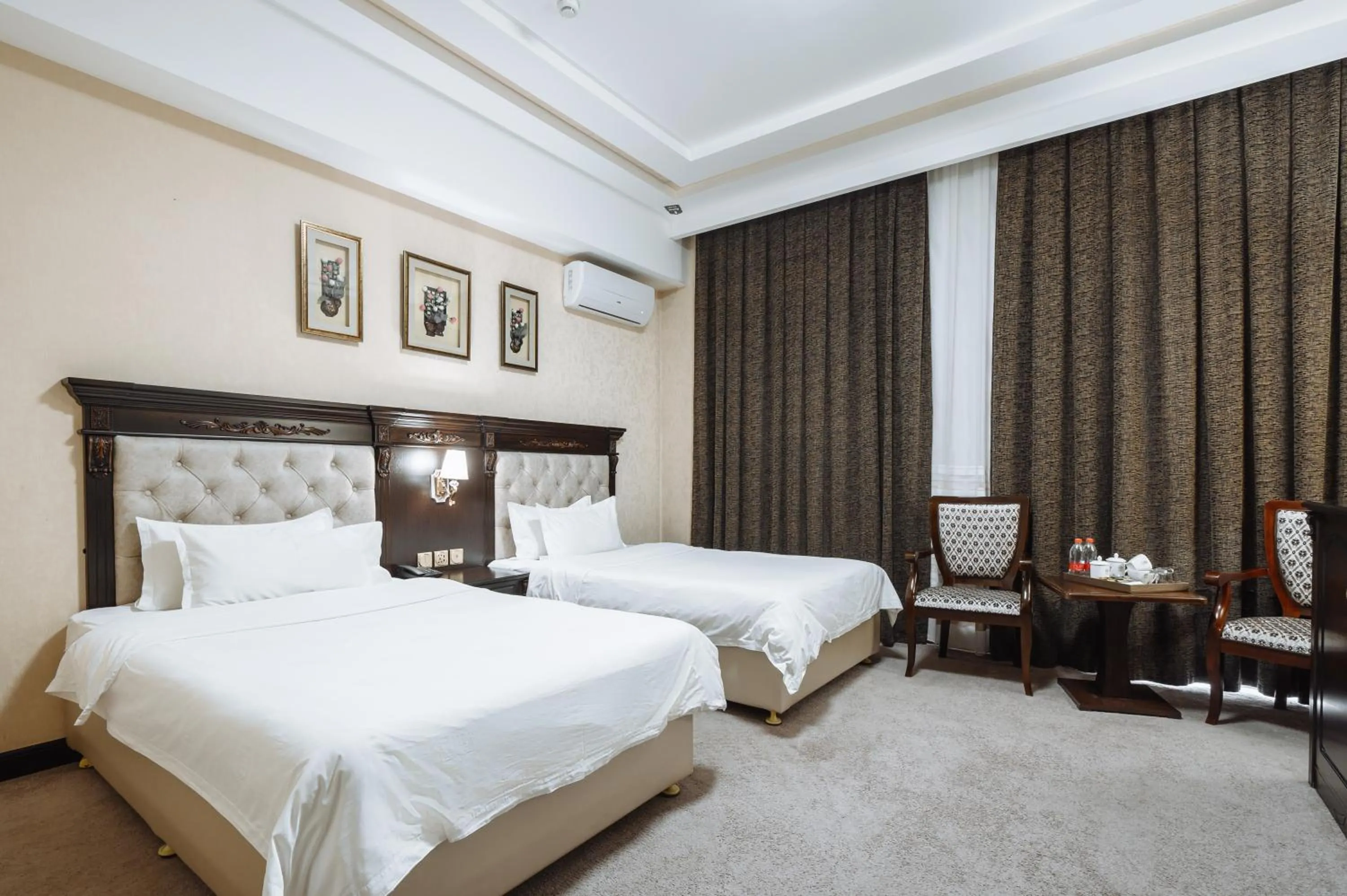 Photo of the whole room, Bed in Daniel Hill Hotel