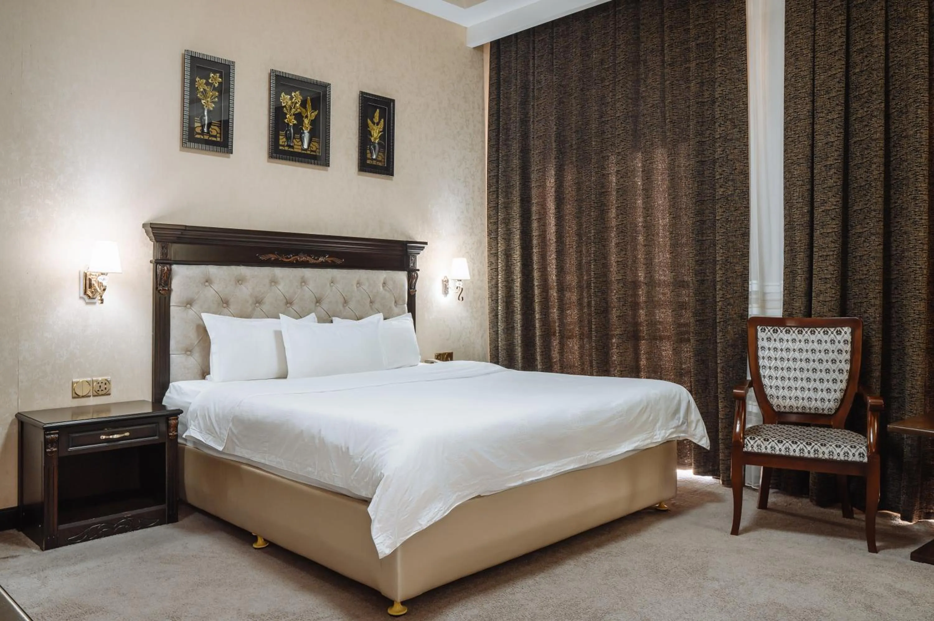 Photo of the whole room, Bed in Daniel Hill Hotel