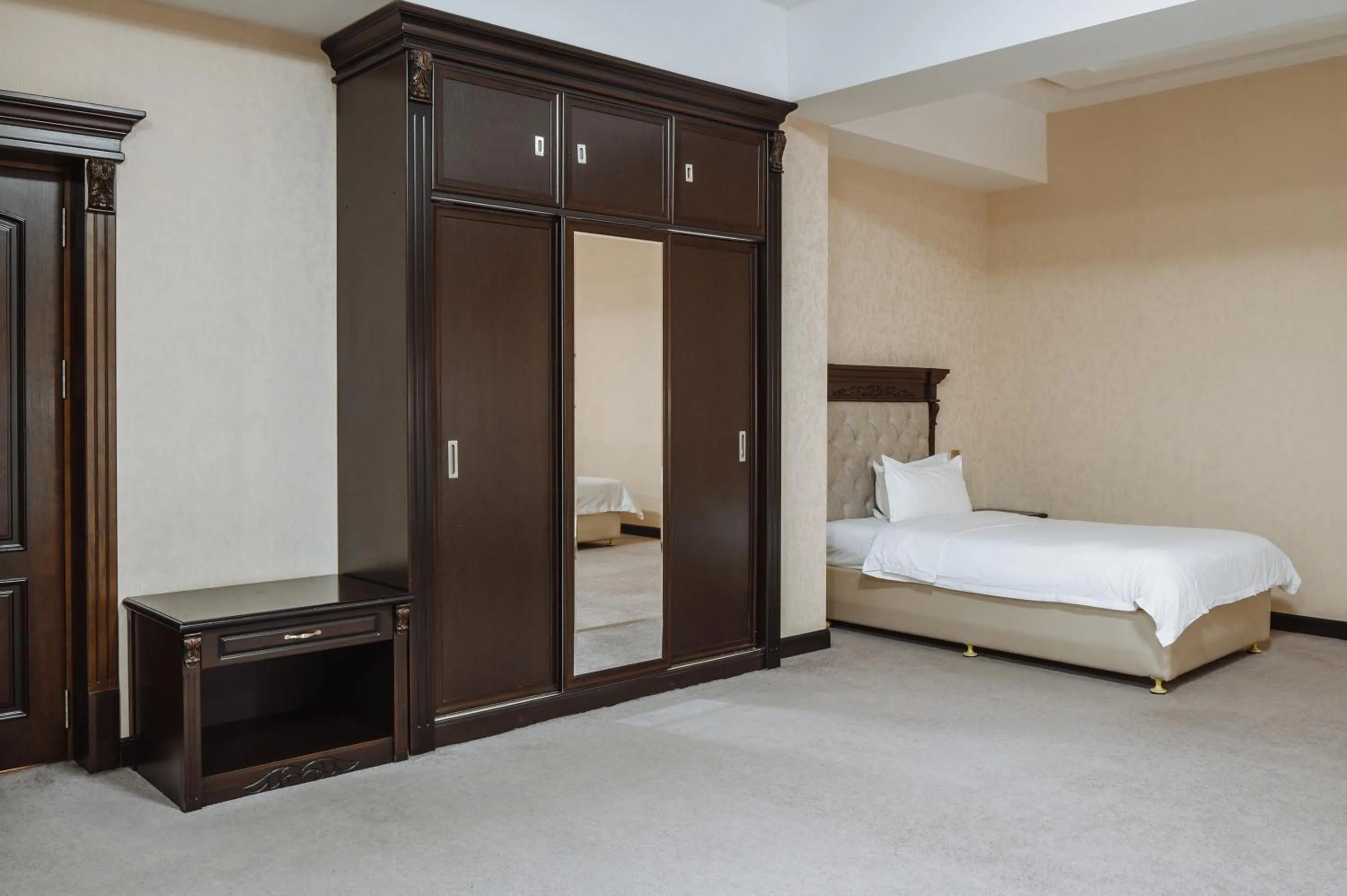 Photo of the whole room, Bed in Daniel Hill Hotel