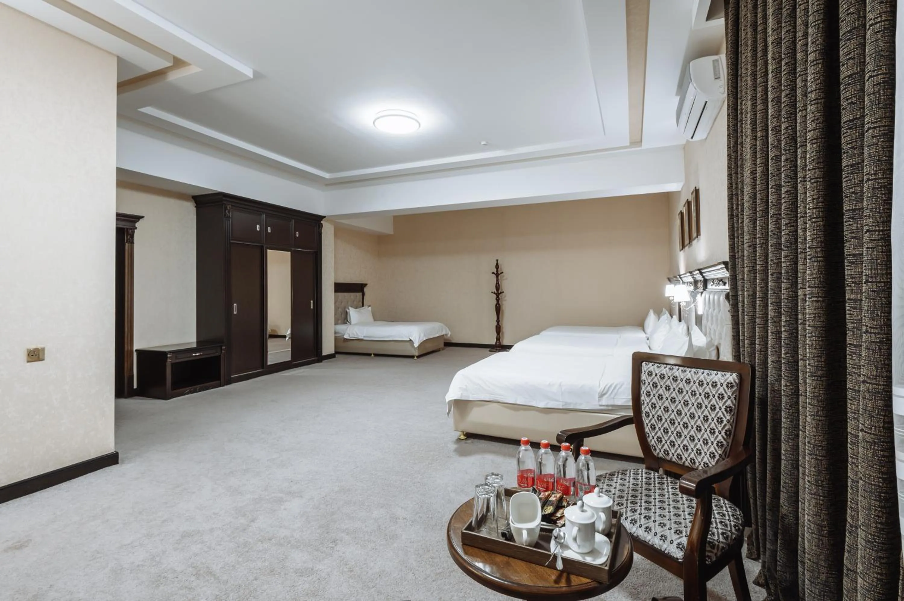 Photo of the whole room, Bed in Daniel Hill Hotel